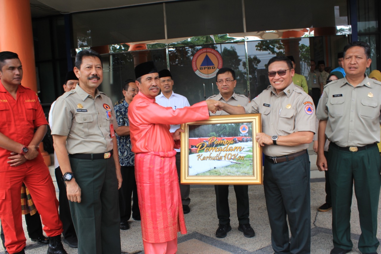 BNPB menyerahkan 10 unit pompa air untuk membantu persoalan karhutla pada Pemprov Riau