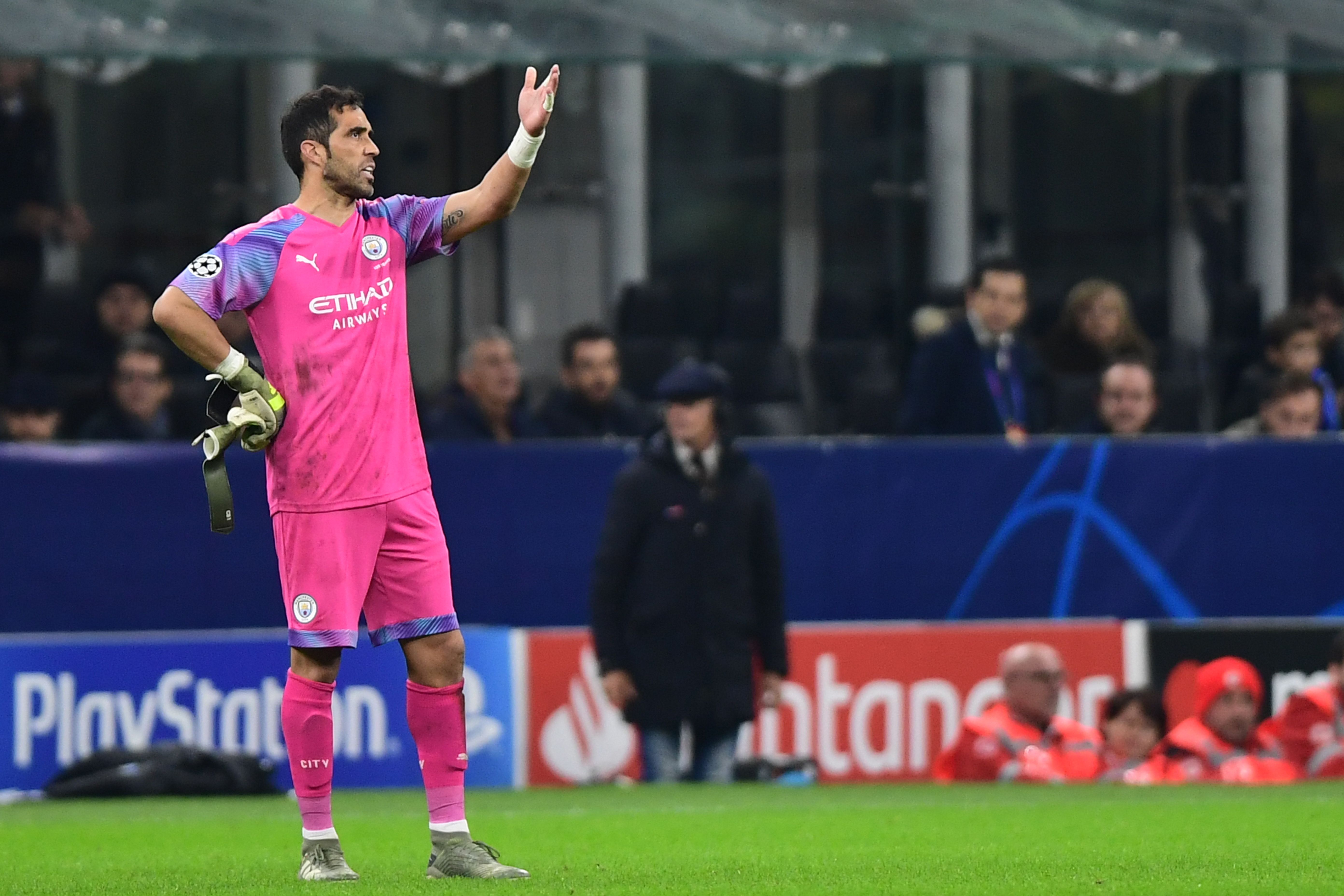 Claudio Bravo bakal menggantikan kiper utama City,  Ederson Santana de Morale, saat kontra Liverpool, Minggu (10/11).