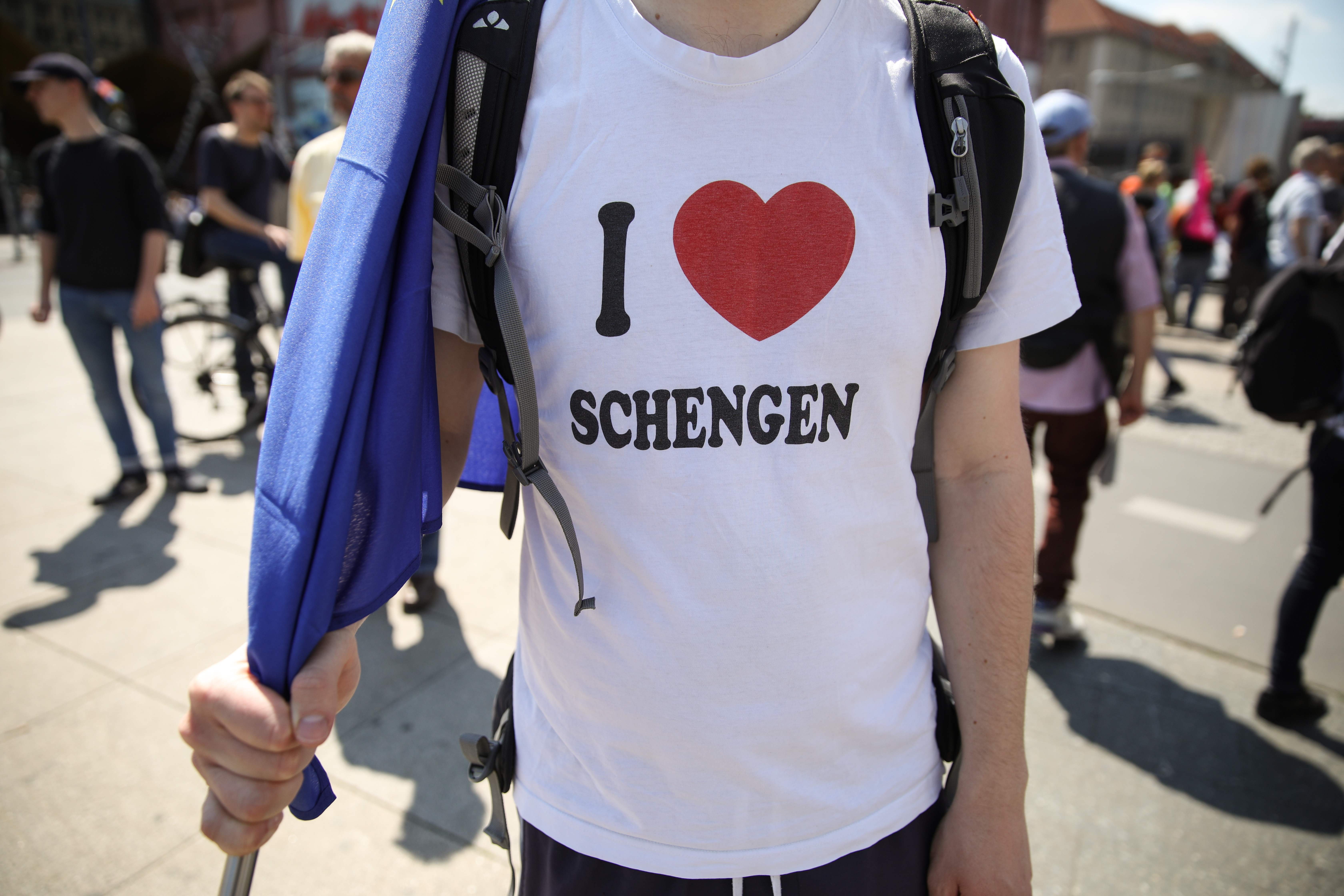 Seorang demonstran mengenakan kaos bertuliskan 'I love Schengen' menjelang pemilu Eropa di Berlin, awal tahun ini.
