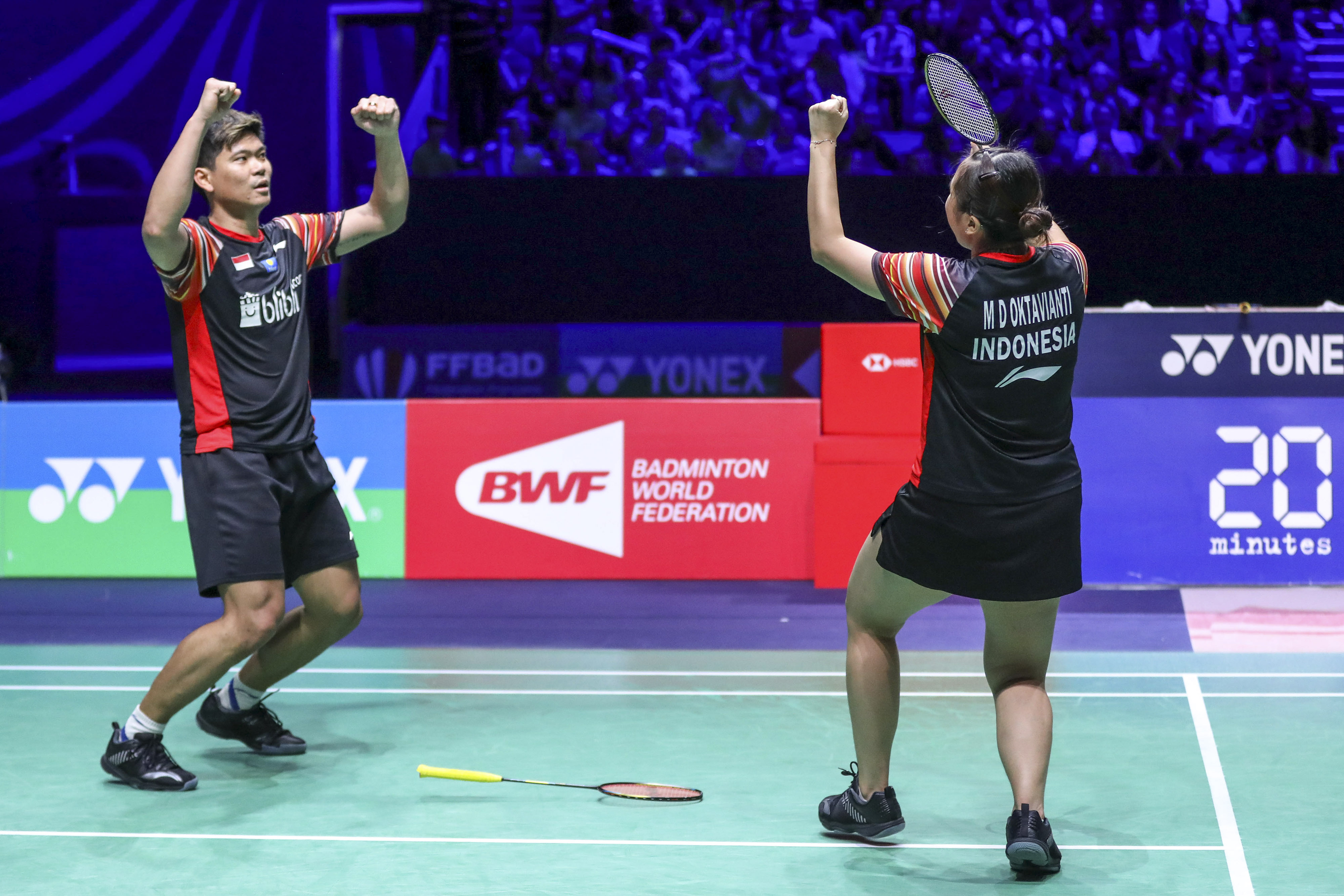 Pebulu tangkis ganda campuran Indonesia Praveen Jordan (kiri) dan Melati Daeva Oktavianti meluapkan kegembiraan
