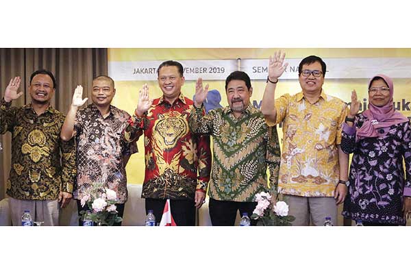 Ketua MPR Bambang Soesatyo (ketiga dari kiri) berfoto bersama Ketua Umum SETARA Institute Hendardi (ketiga dari kanan) di Jakarta, kemarin.