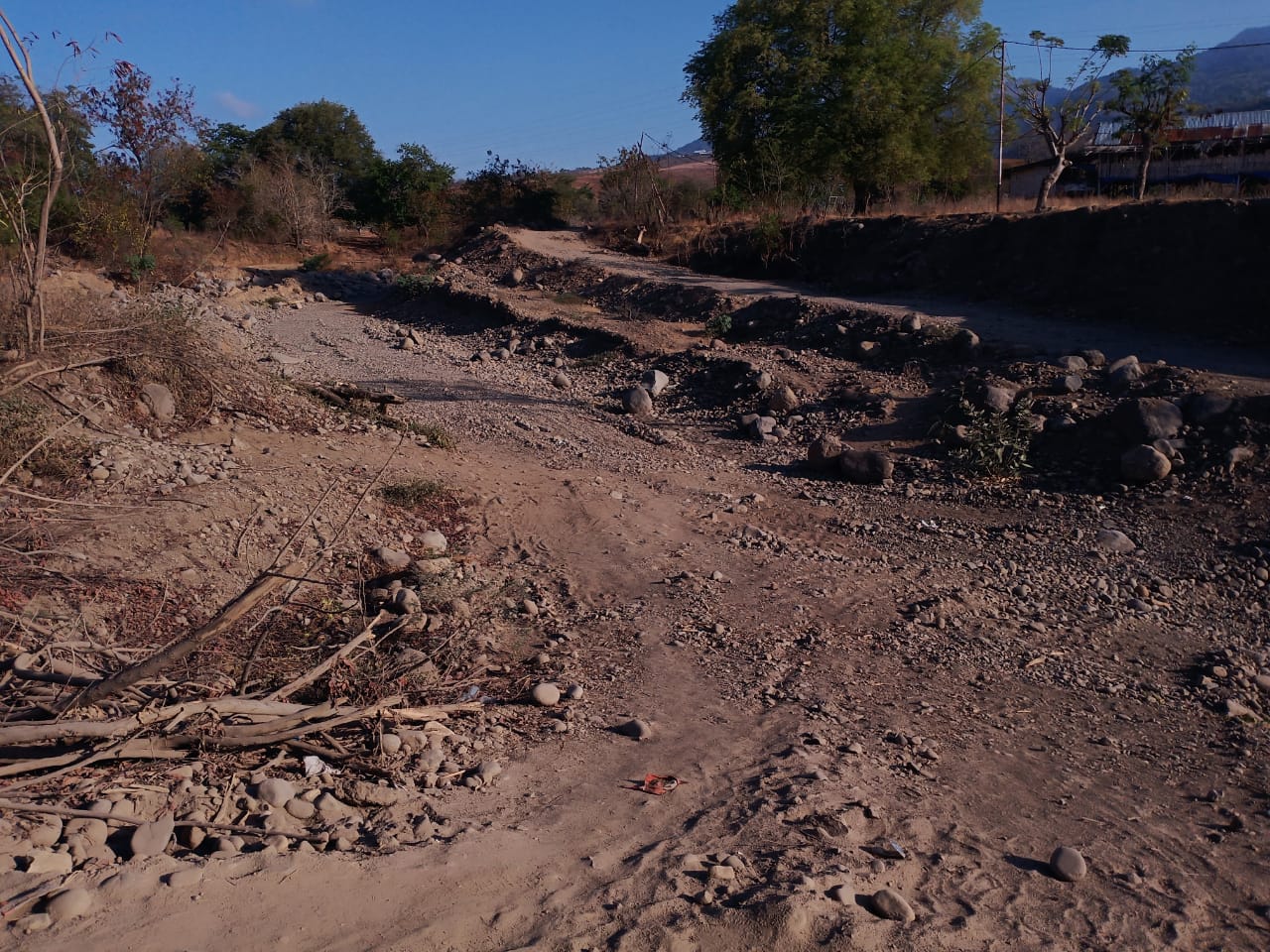Bantaran kali di Sikka tempat penambang batuan mineral beraktivitas