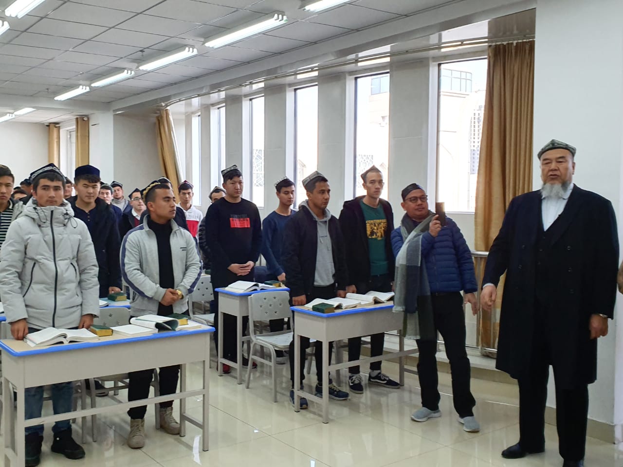 Rektor Xinjiang Islamic Institute Abdurekep Tumniyaz dan mahasiswa.