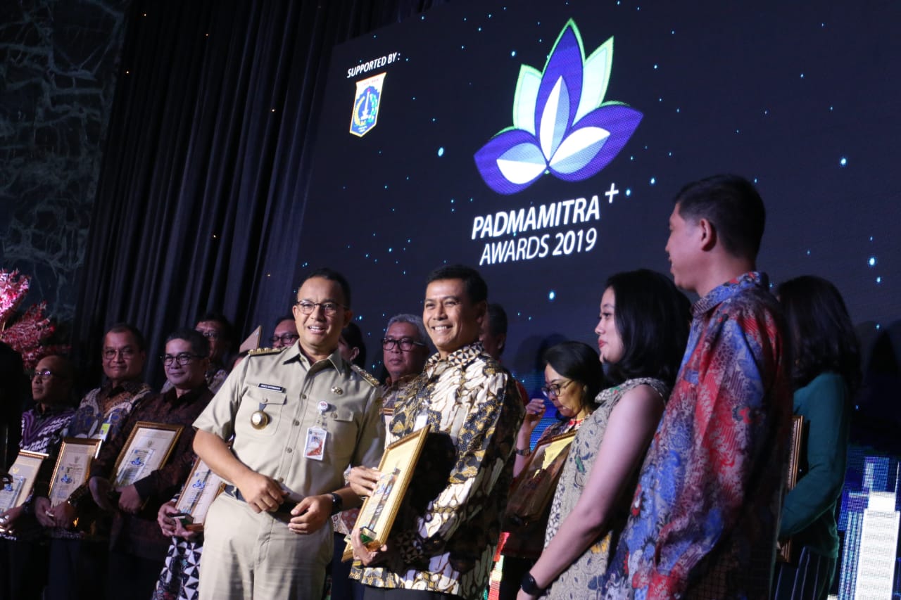 Gubernur DKI Jakarta Anies Baswedan (kiri) menyerahkan  Padmamitra+ Award 2019. 
