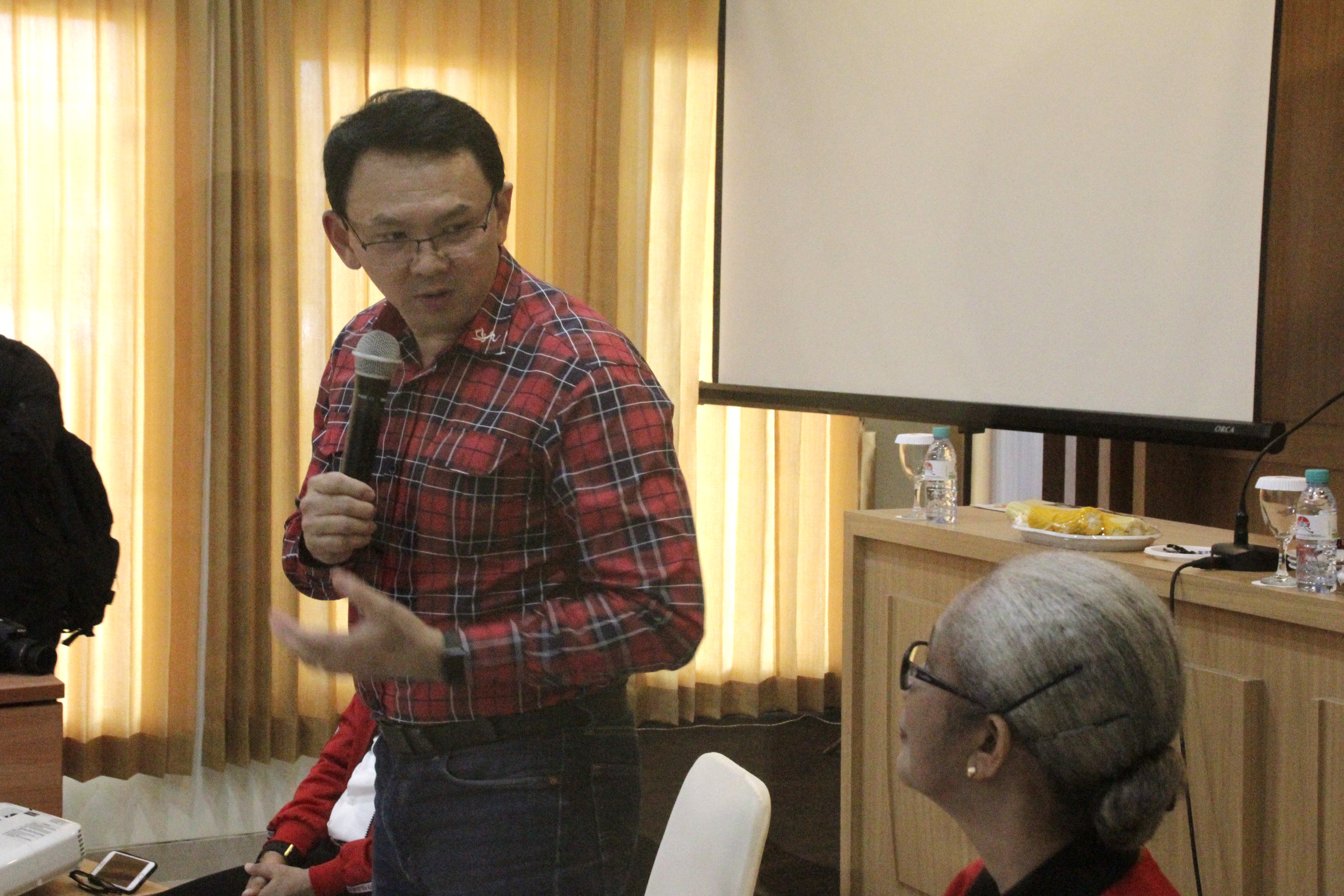 Basuki Tjahaja Purnama atau Ahok (kiri)