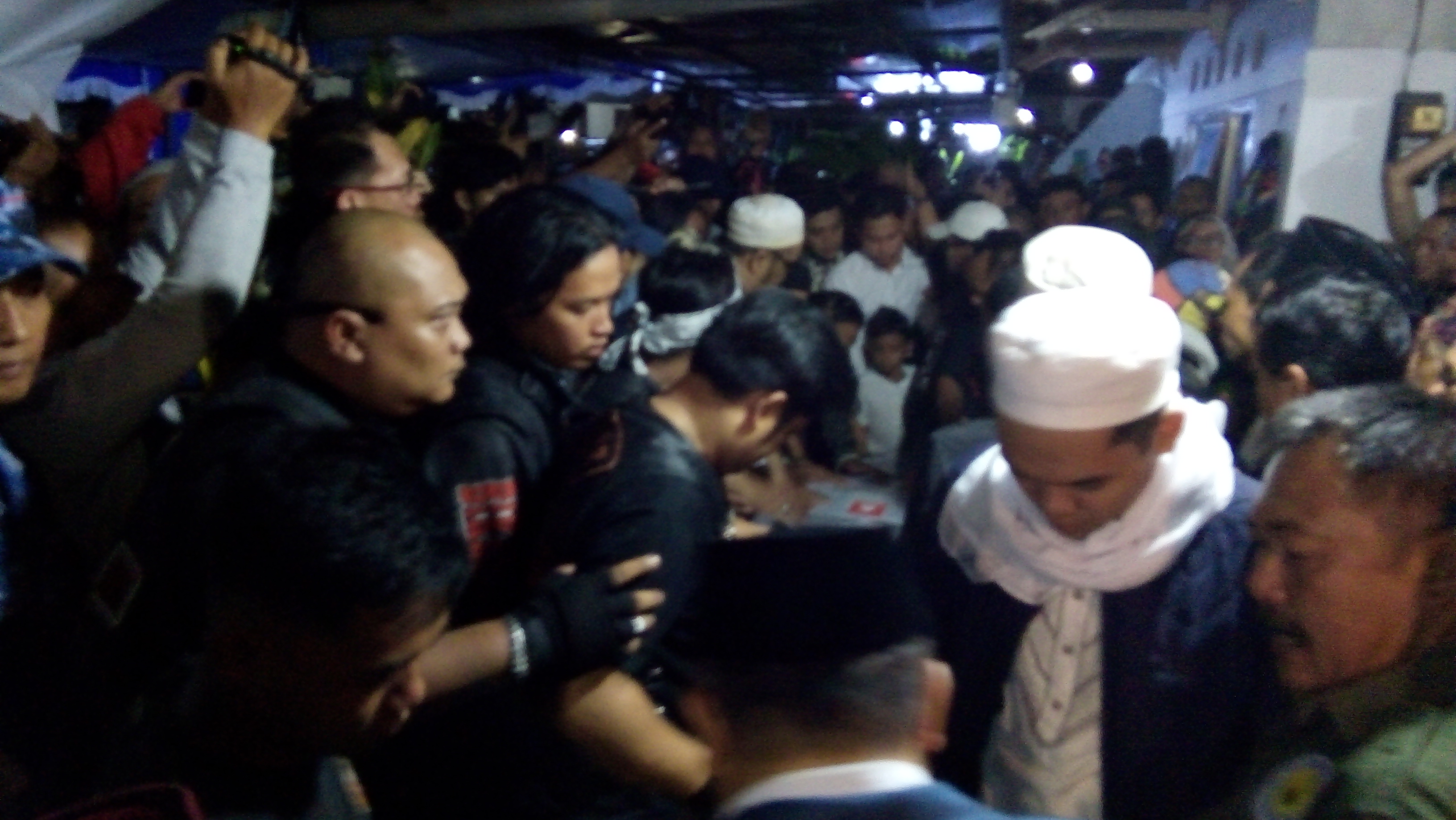 Ribuan pelayat memadati rumah duka almarhum Afridza Syech Munadar Senin (4/11/2019) malam. 