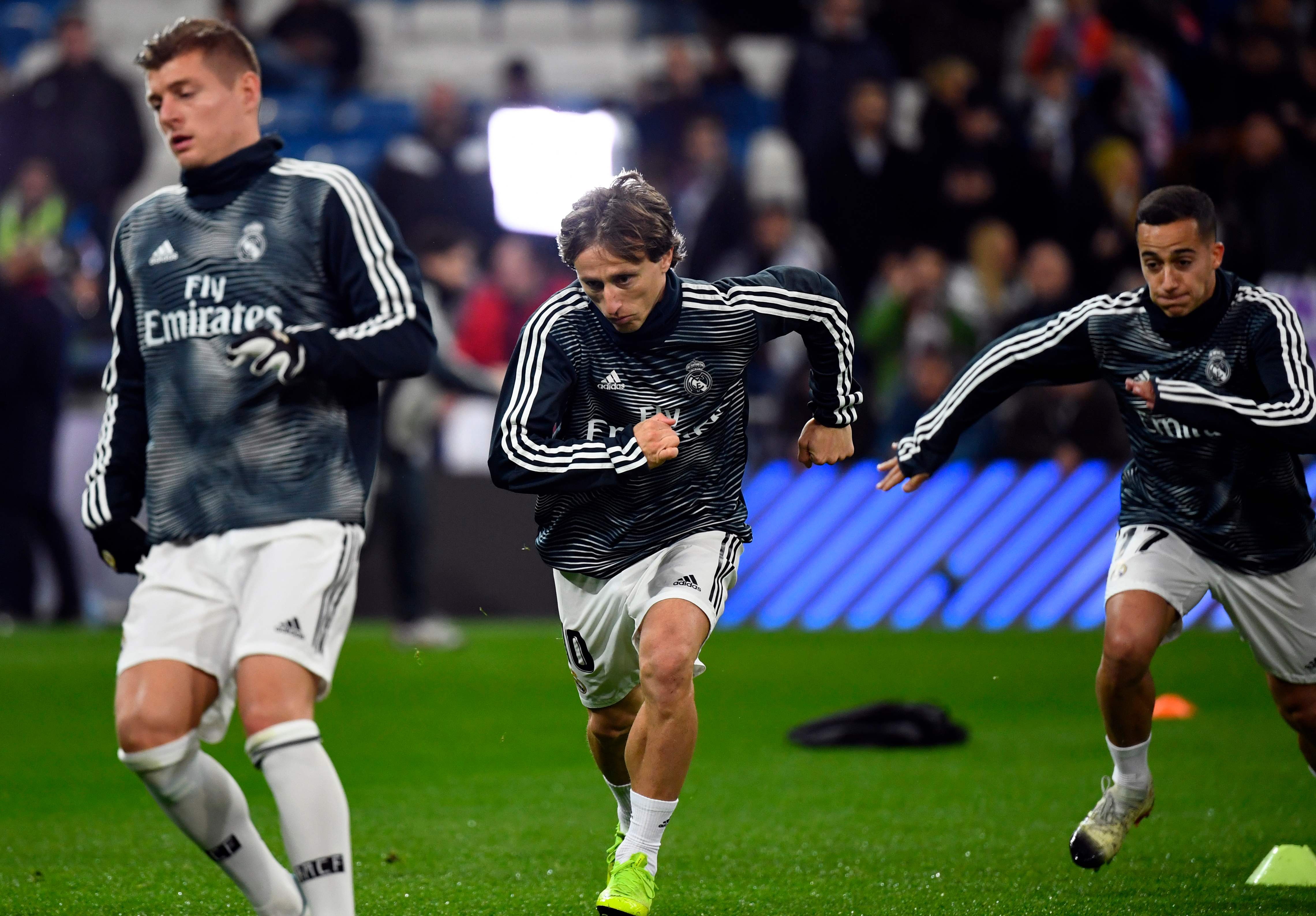 Luca Modric (tengah)