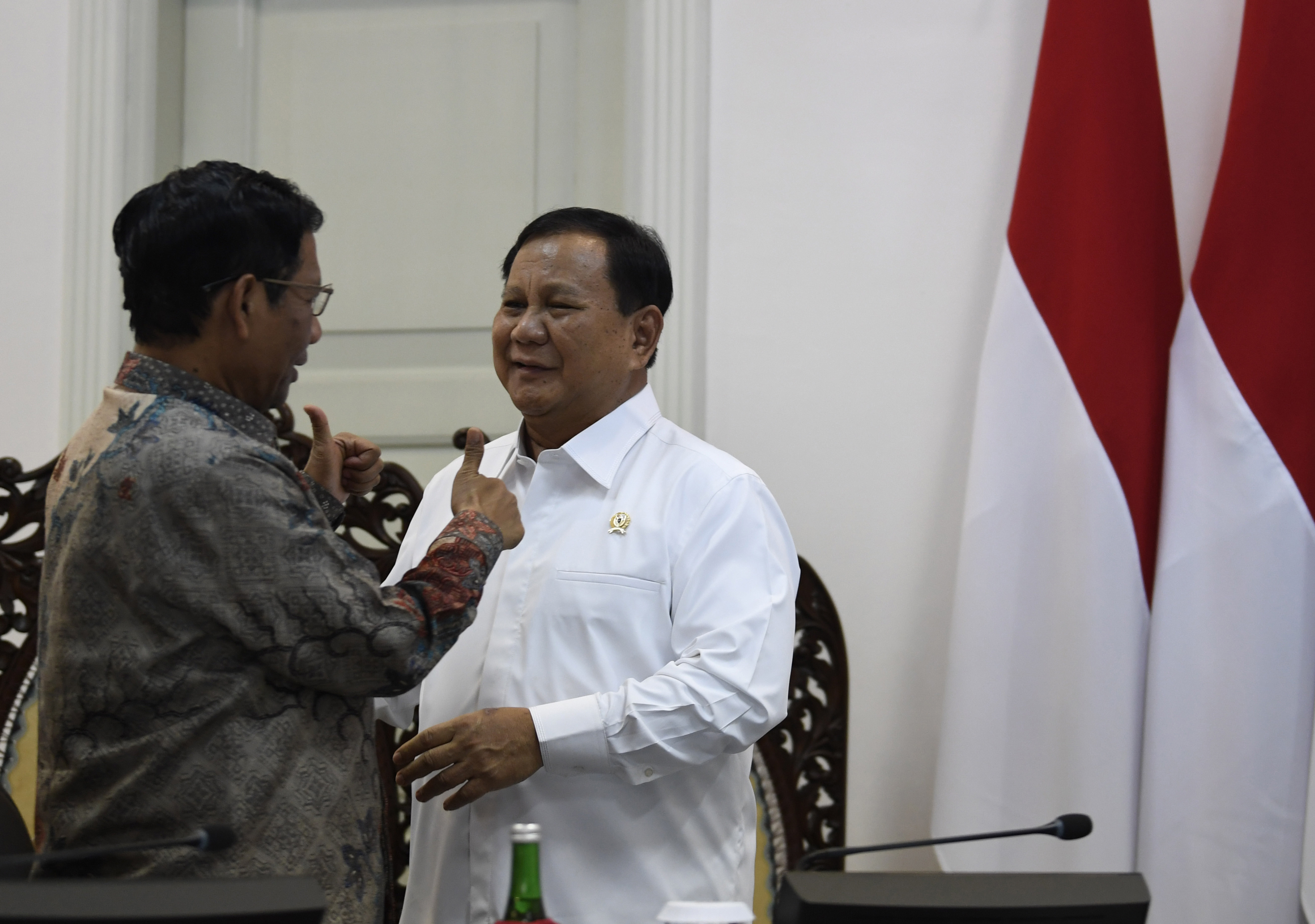 Menko Polhukam Mahfud MD (kiri) berbincang dengan Menteri Pertahanan Prabowo Subianto (kanan) 