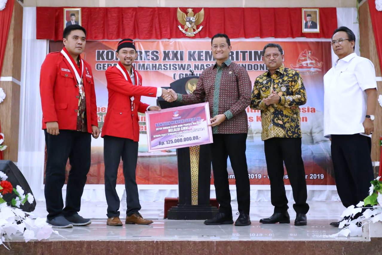 Mensos Juliari P Batubara (tengah) memberikan bantuan bagi korban gempa Maluku lewat GMNI. 