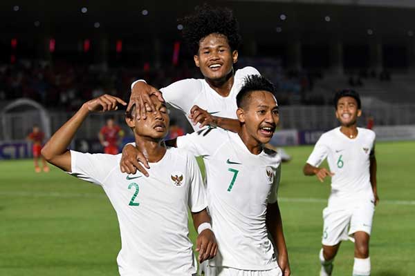 Pemain Timnas Indonesia U-19 Amiruddin Bagas Arrizqi (kiri) berselebrasi usai membobol gawang Hong Kong U-19.