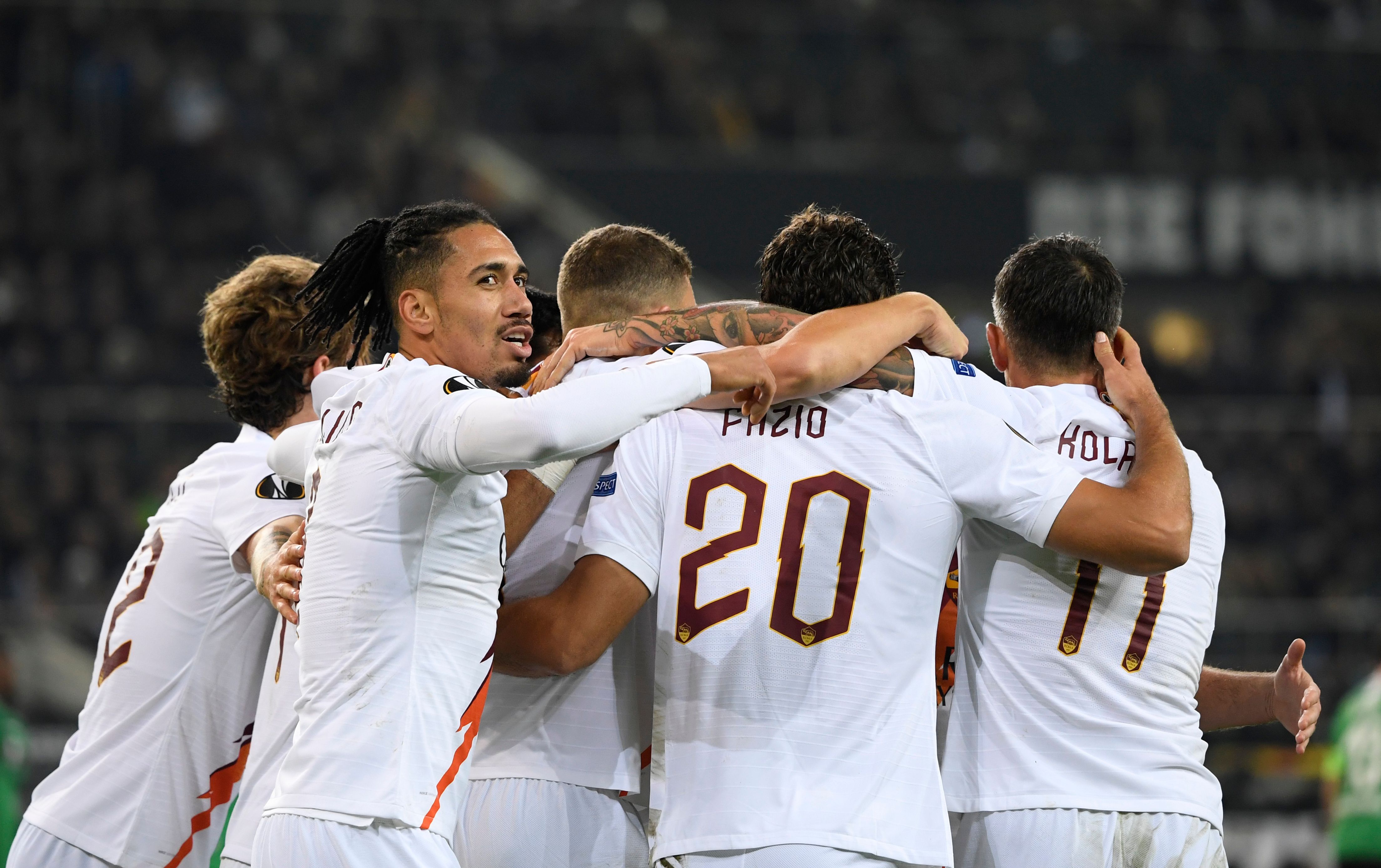 Para pemain AS Roma melakukan selebrasi dalam laga Liga Europa melawan Borussia Moenchengladbach.