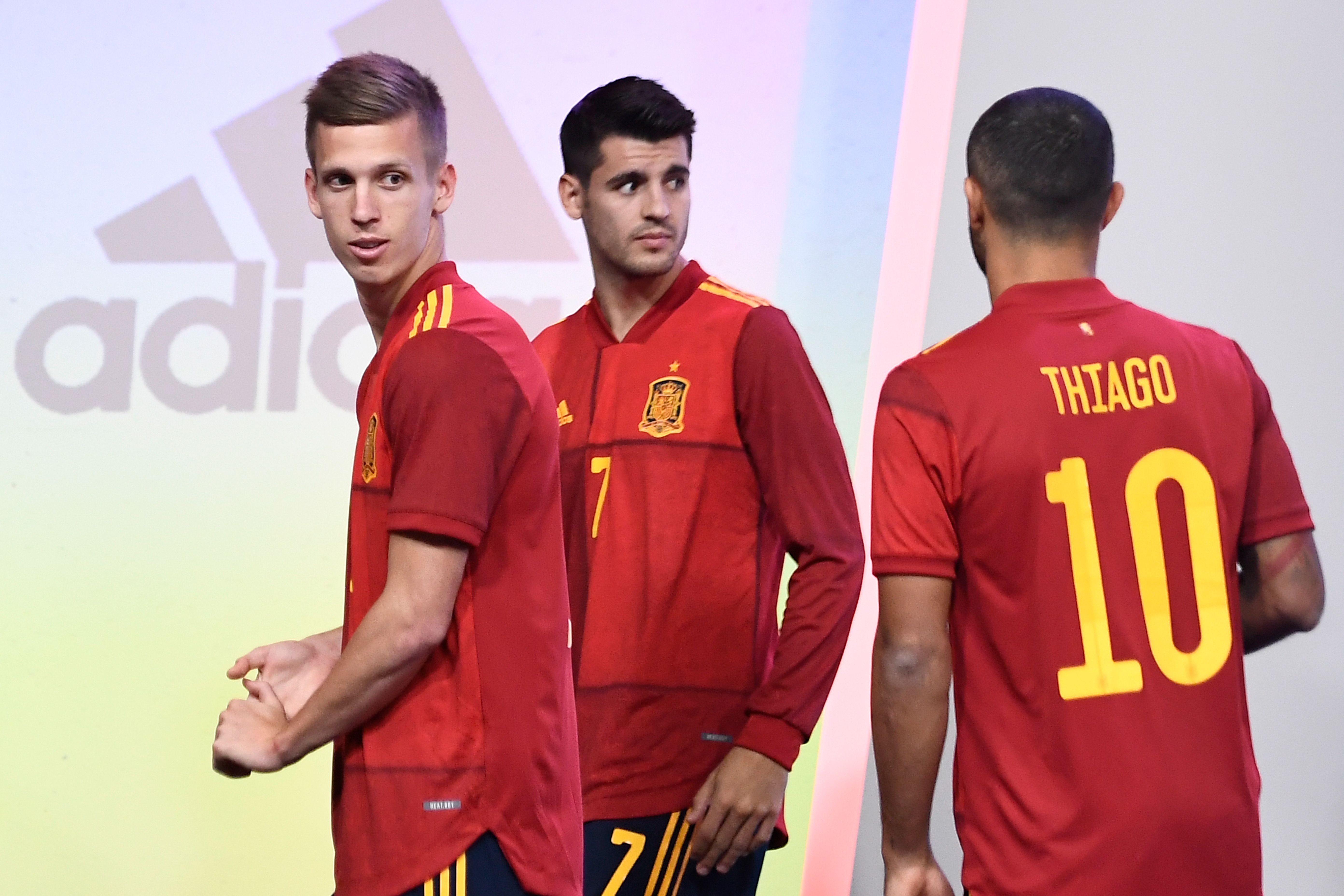 Striker debutan timnas Spanyol Daniel Olmo (kiri) saat memamerkan jersey untuk Kualifikasi Piala Eropa 2020.