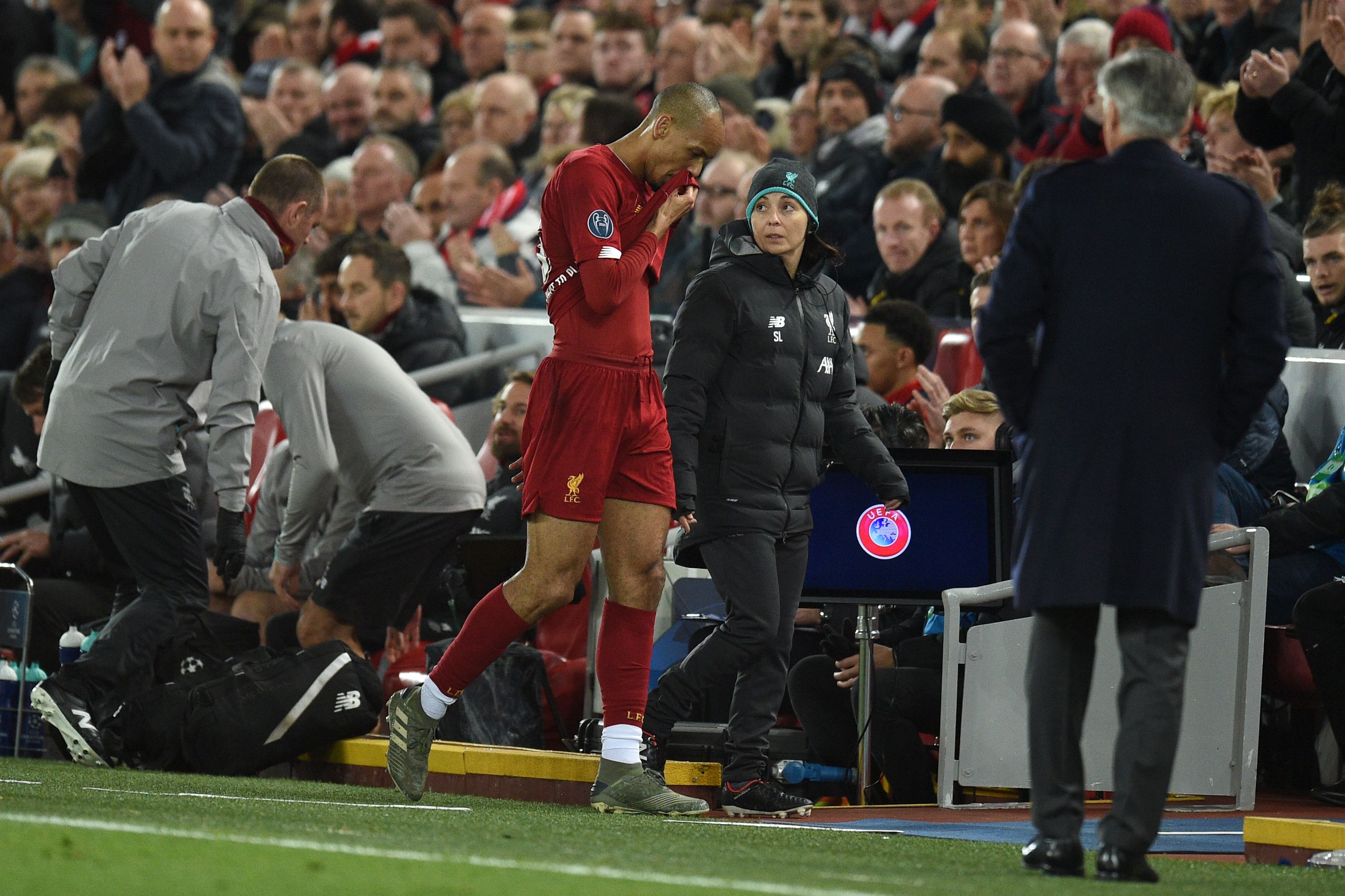 Fabinho meninggalkan lapangan karena cedera saat Liverpool menjamu Napoli di laga Liga Champions.