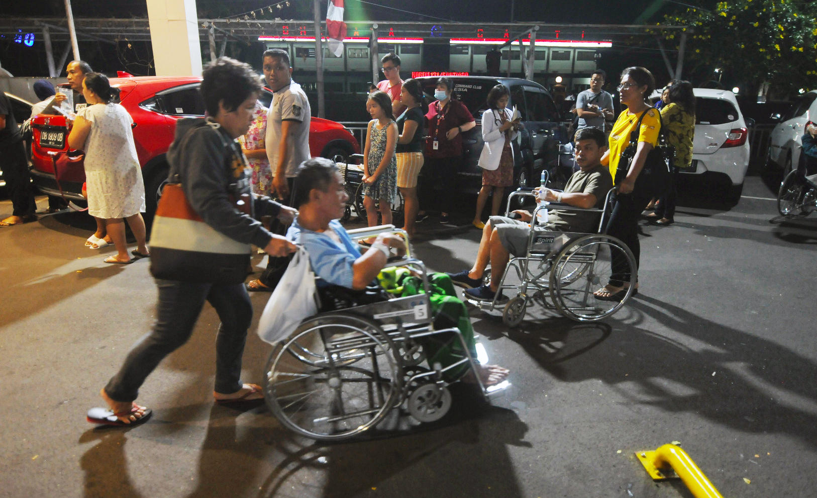 Sejumlah pasien keluar dari RS Siloam Manado, Kamis (14/11/2019) saat terjadi gempa berkekuatan 7,1 SR di Jailolo, Maluku Utara. 