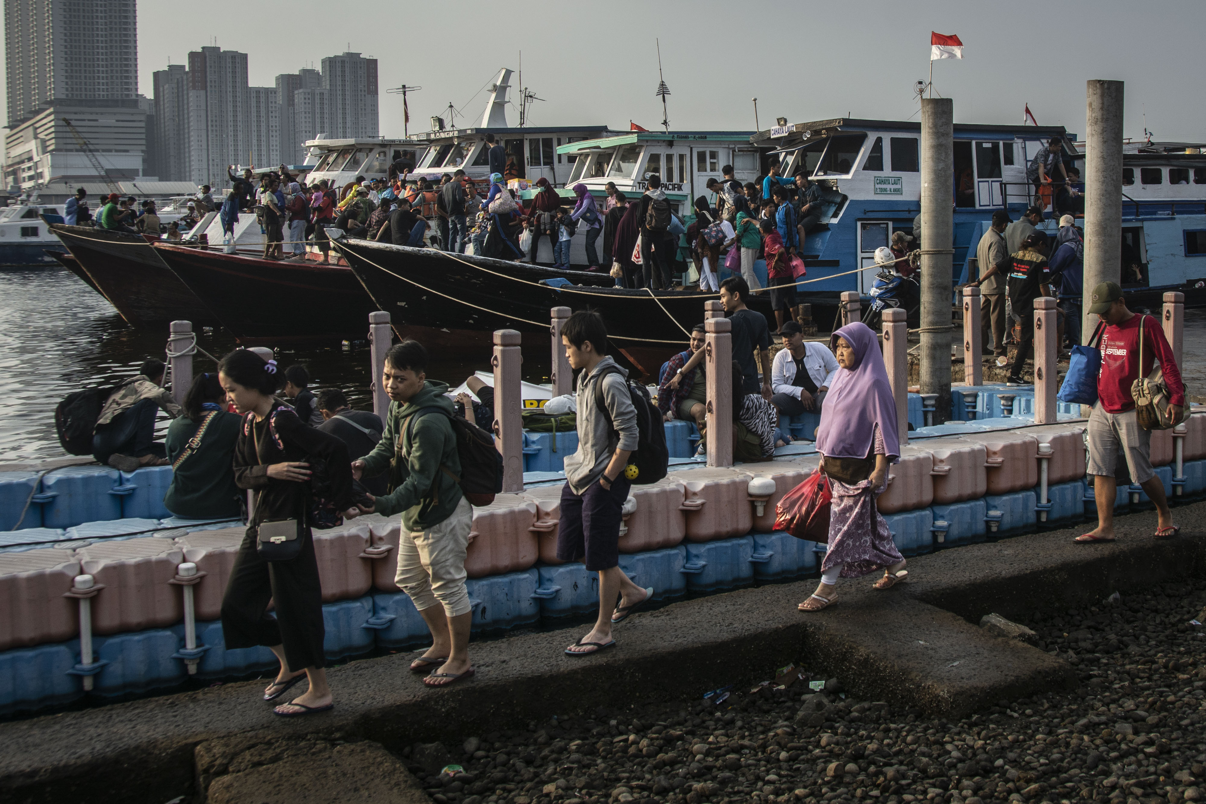 Warga dan Wisatawan yang baru turun dari kapal di Kepulauan Seribu