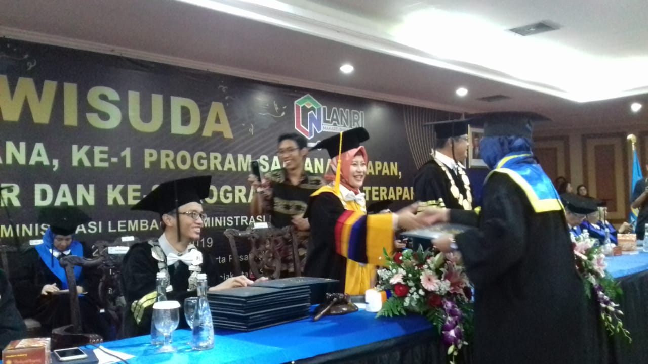 STIA LAN Jakarta mewisuda sebanyak 489 mahasiswa di Gedung Makarti Bhakti Nagari, Jakarta Pusat, Sabtu (23/11).