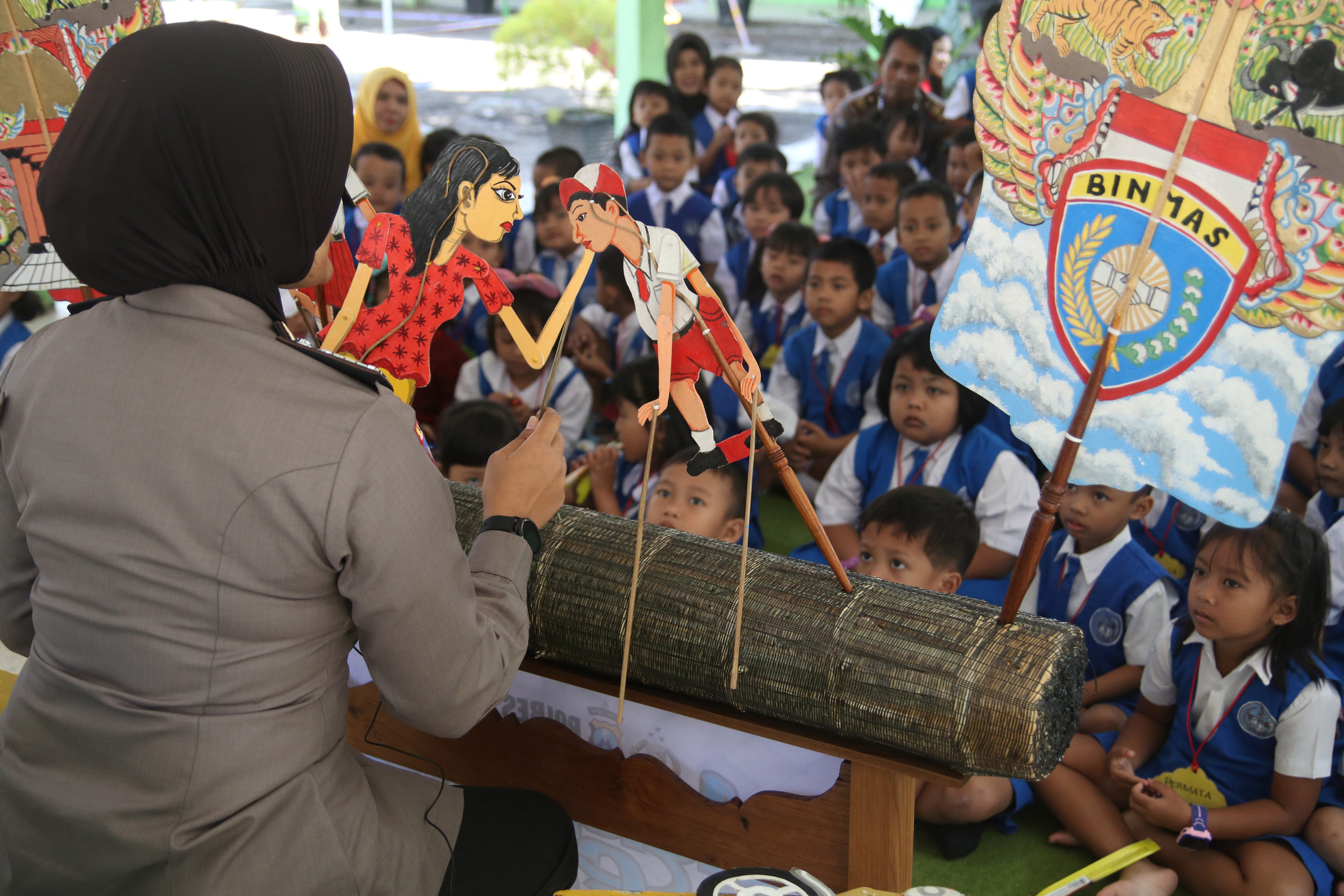 Polwan ikut terjun mencegah radikalisme sejak dini dengan kegiatan-kegiatan positif bersama masyarakat, seperti edukasi wayang untuk anak.