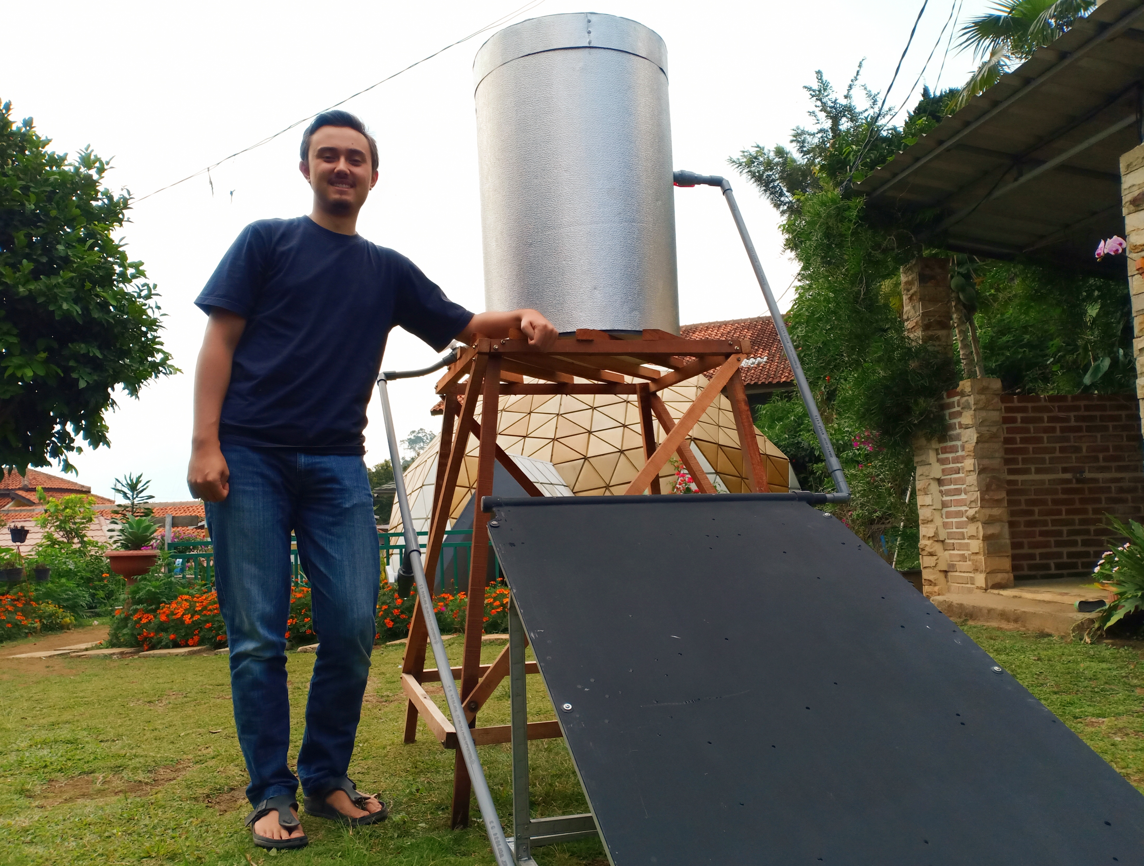 Muhammad Arifin Dobson menyumbangkan satu perak berkat karya ilmiahnya yang berjudul EcoSol Solar Thermal Collector-Sun Harvester.