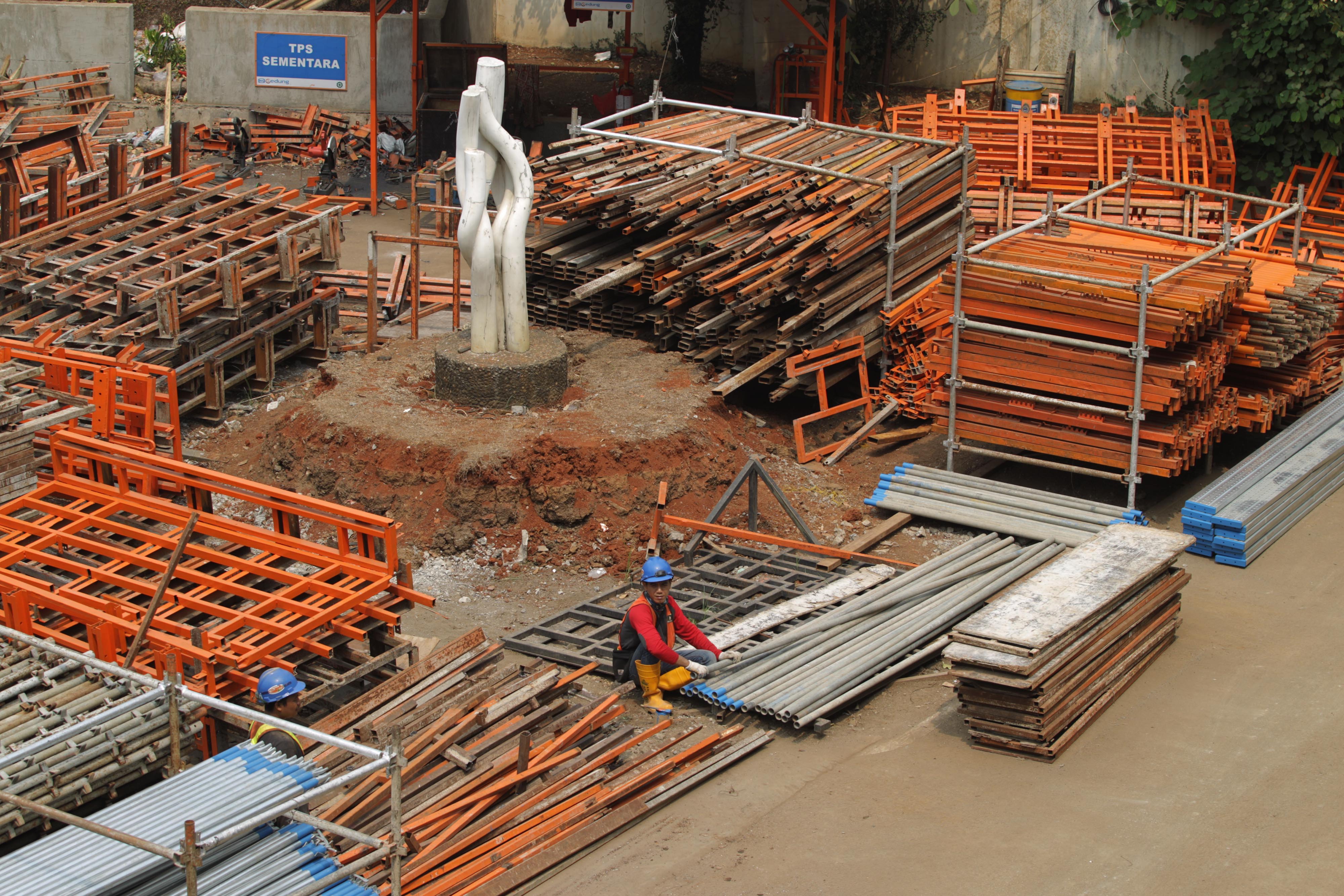 Pekerja menyelesaikan pekerjaan revitalisasi Taman Ismail Marzuki