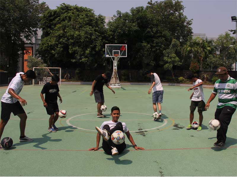 Komunitas Freestyle Football melakukan aksi akrobatik di kawasan Gedung Menpora, Jakarta Selatan.