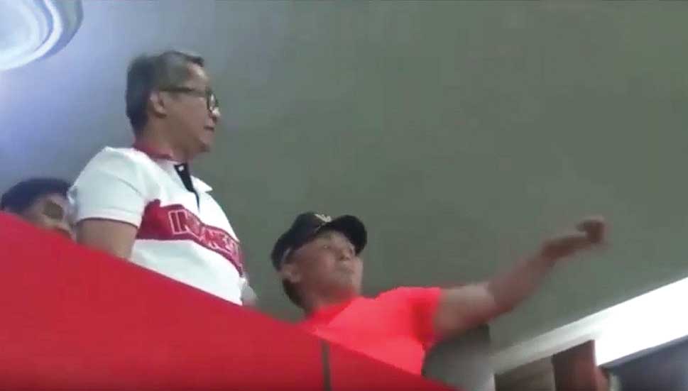 Aksi Gubernur Kalimantan Tengah Sugianto Sabran melempar botol air mineral saat pertandingan Kalteng Putra vs Persib Bandung.