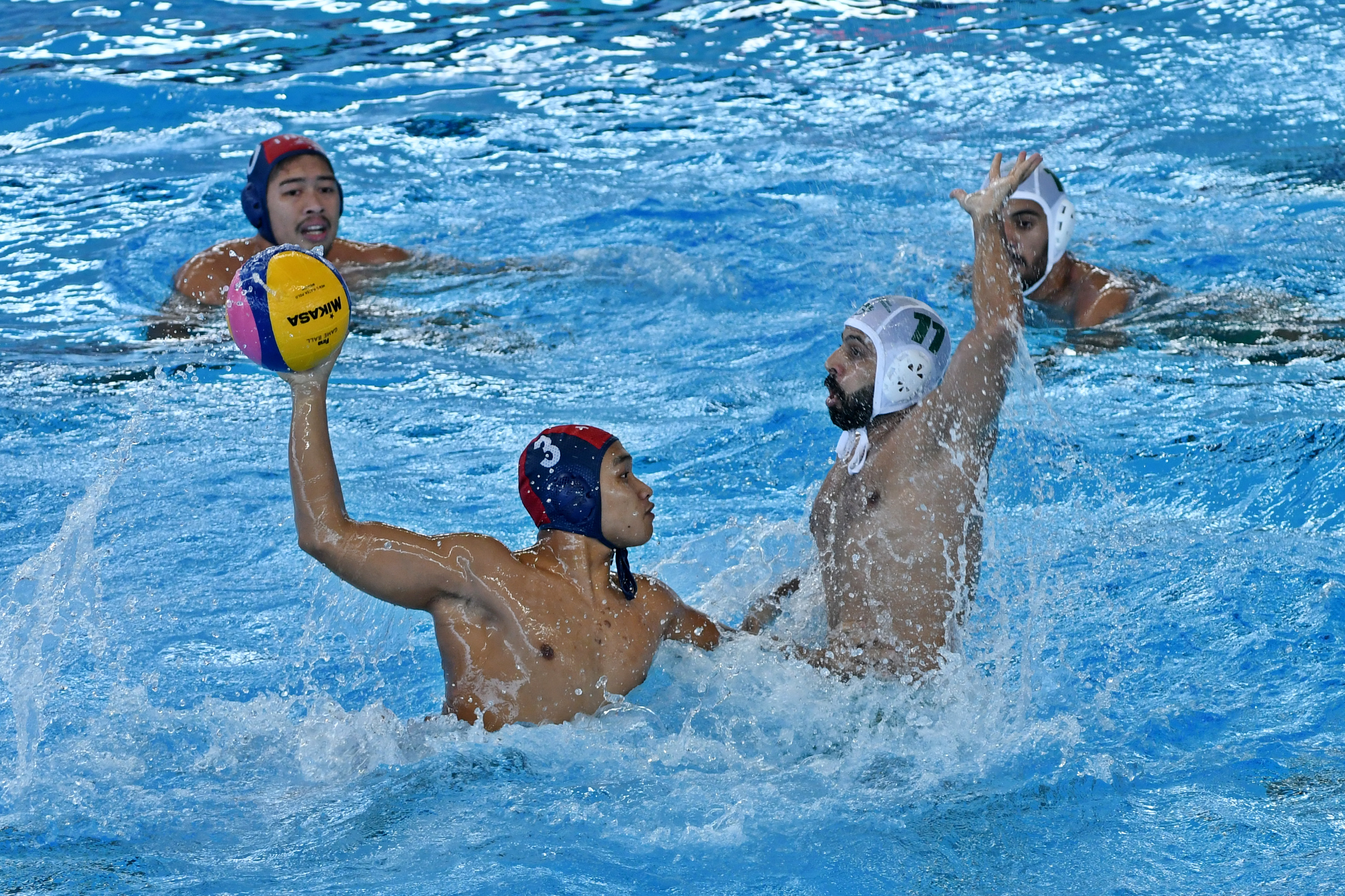 Pemain Polo Air Indonesia M Hamid Firdaus (kiri) dihadang pemain Arab Saudi Adel Almalki (kanan) 