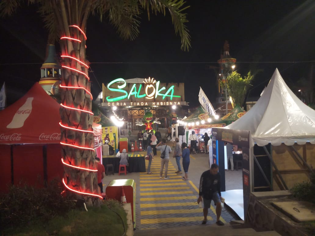 Saloka Park di malam hari