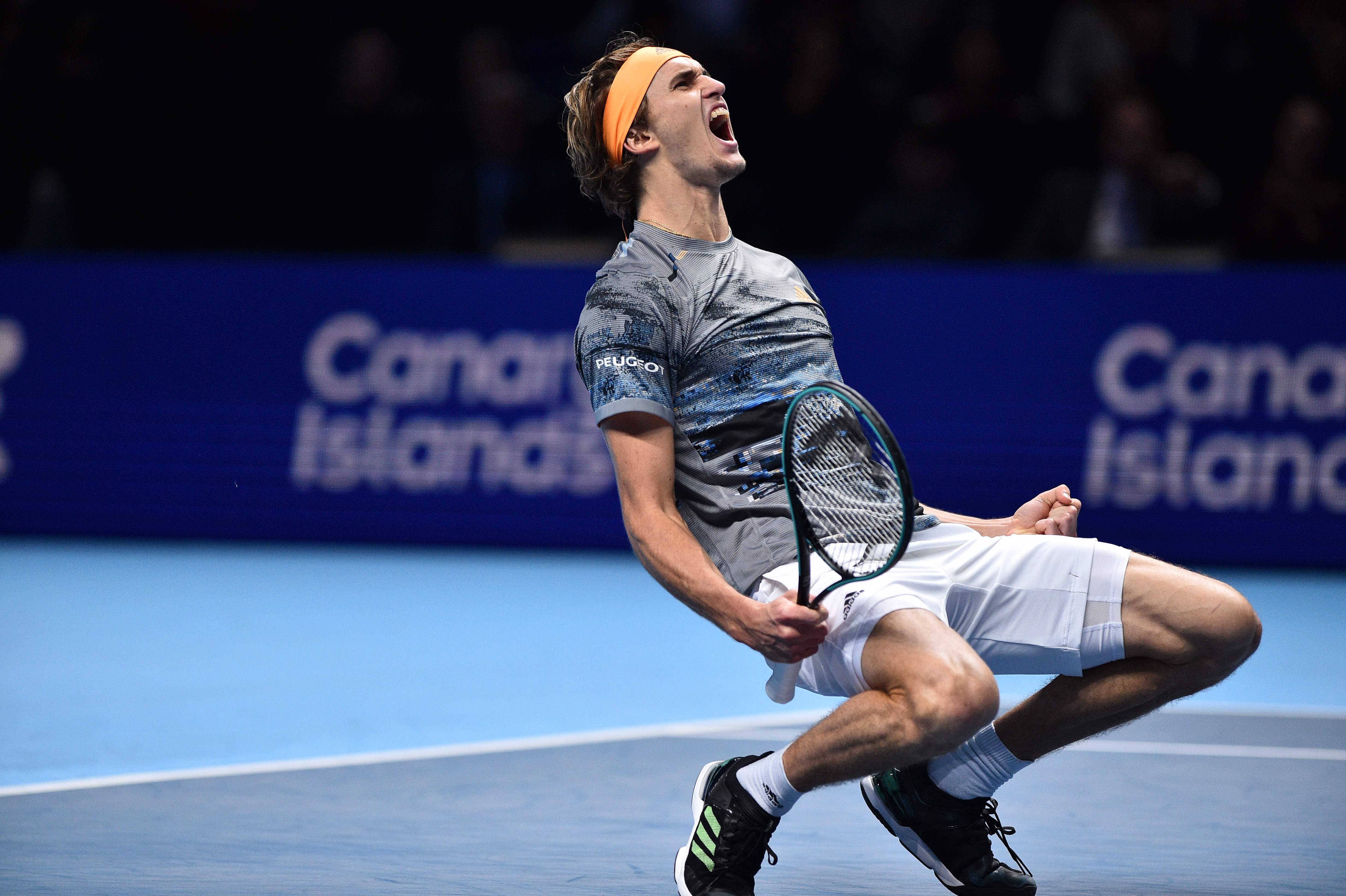 Juara bertahan Alexander Zverev merayakan kemenangannya untuk lolos ke semifinal ATP Finals di London.