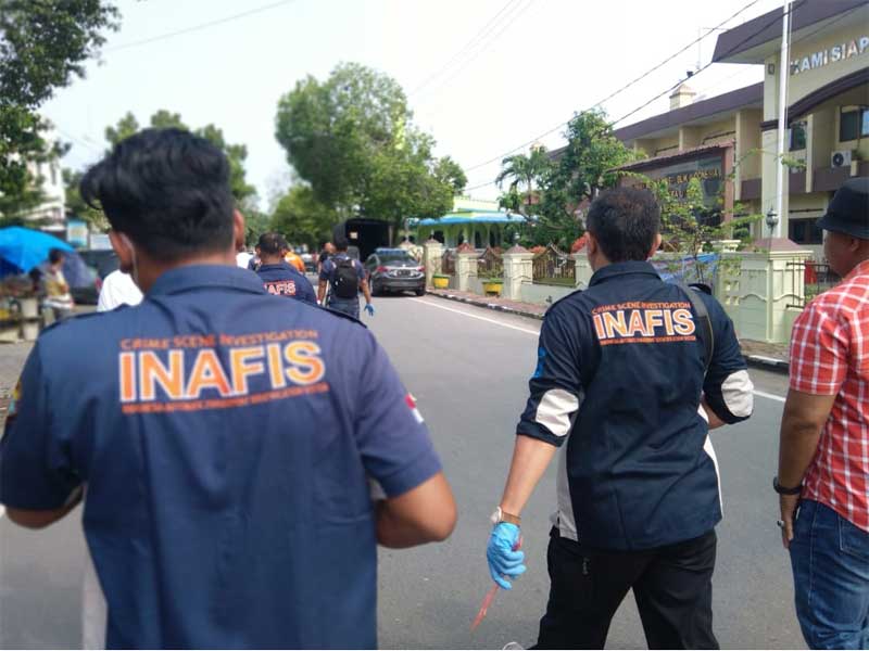 Tim Inafis Poltabes Medan Menisir lokasi kejadian bom bunuh diri yang terjadi di Markas Kepolisi Resor Kota Besar Medan.