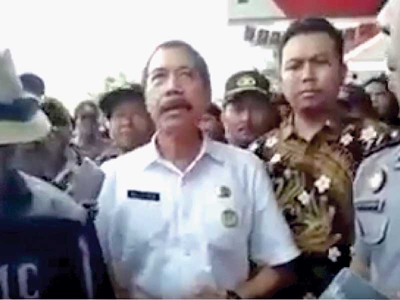 Video yang memperlihatkan Kepala BPD Kota Bekasi Aan Suhanda saat menemui massa ormas di Jalan Raya Narogong, Kota Bekasi.