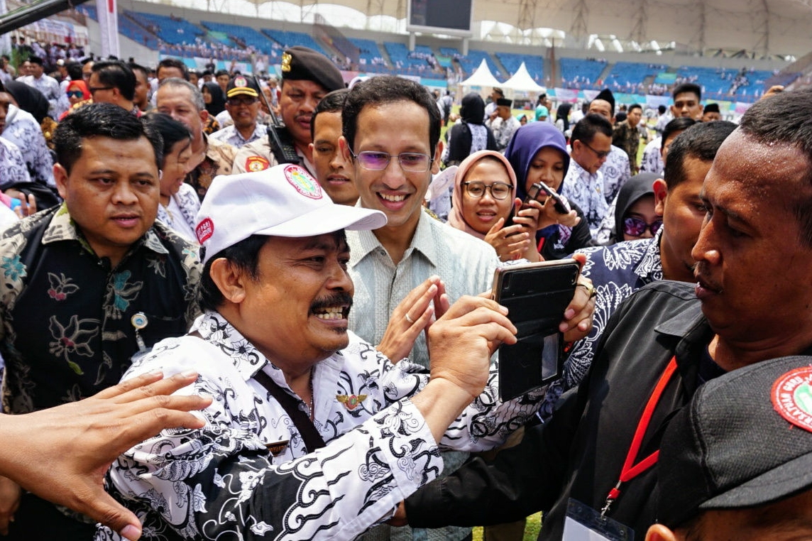 Seorang guru berfoto bersama Mendikbud Nadiem Makarim saat peringatan HUT Ke-74 PGRI, Sabtu (30/11/2019).