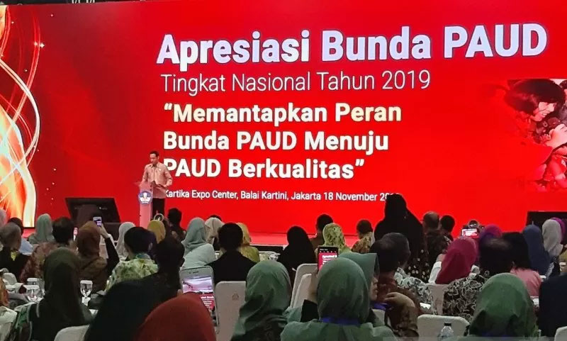  Nadiem Makarim berbincang sebelum memberikan keterangan kepada media usai acara Apresiasi Bunda PAUD di Balai Kartini Jakarta, Senin (18/11