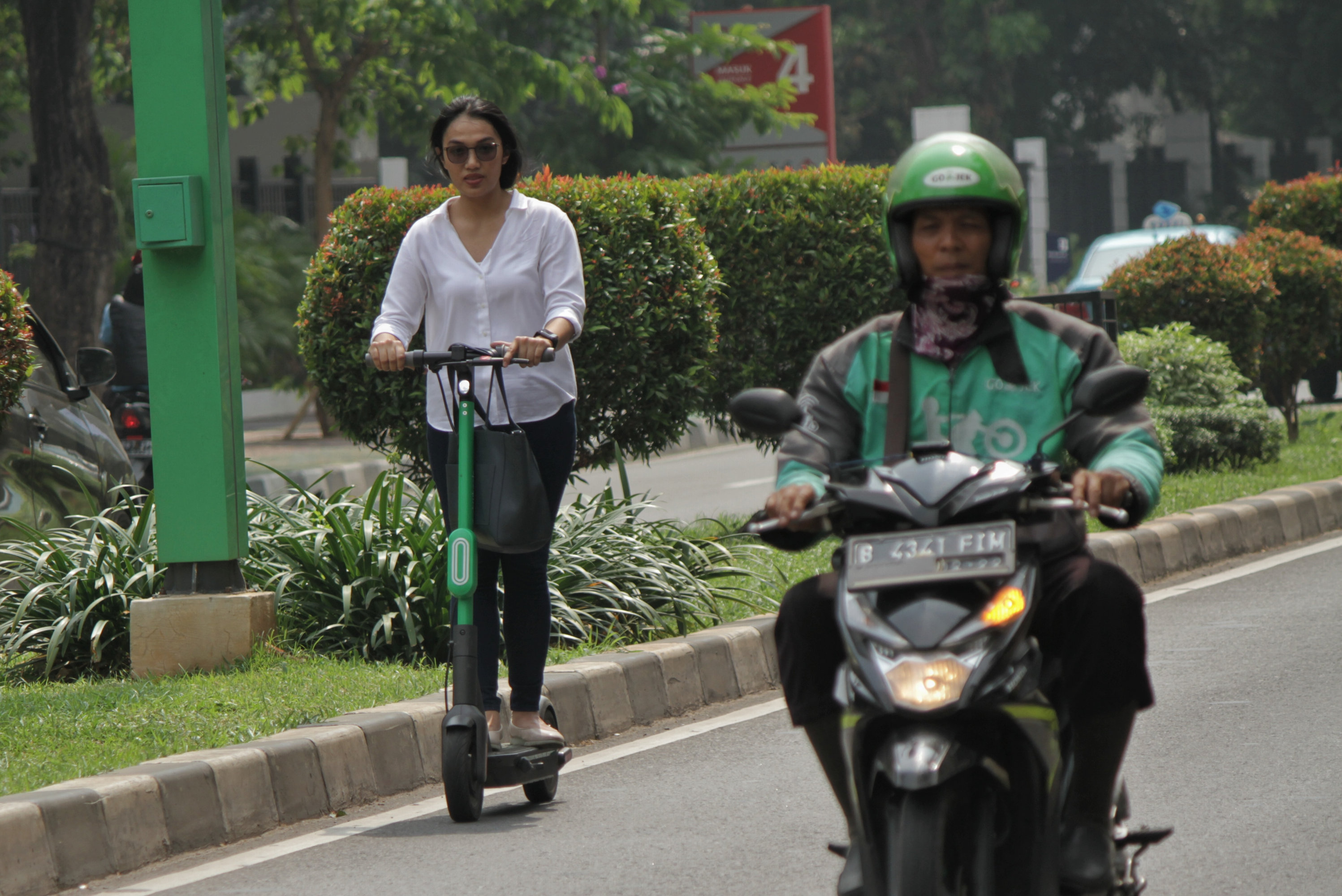  Sejumlah warga menggunakan skuter listrik Grab Wheels di Kawasan FX Sudirman, Jakarta Pusat, Rabu (13/11/2019). 