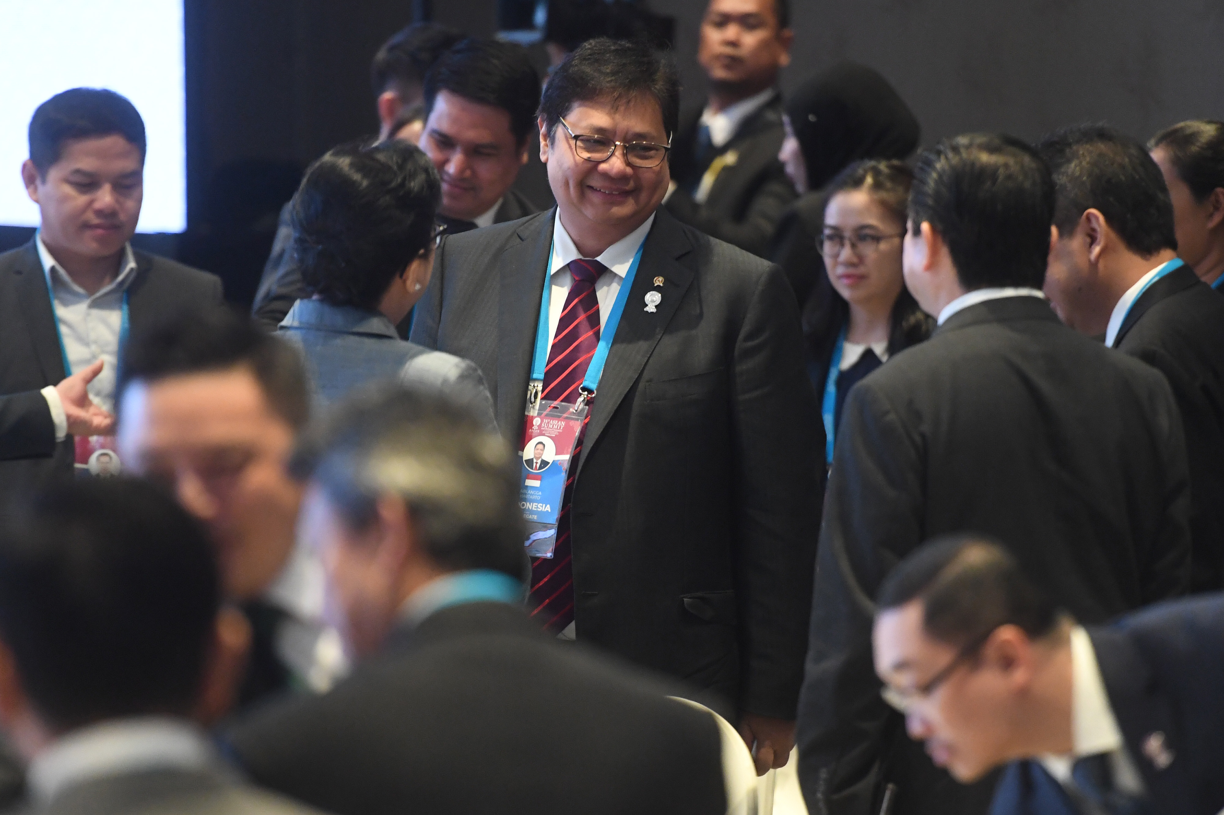 Menko Perekonomian Airlangga Hartarto (tengah) bersiap mengikuti ASEAN Economic Community (AEC) Council Meeting ke-18