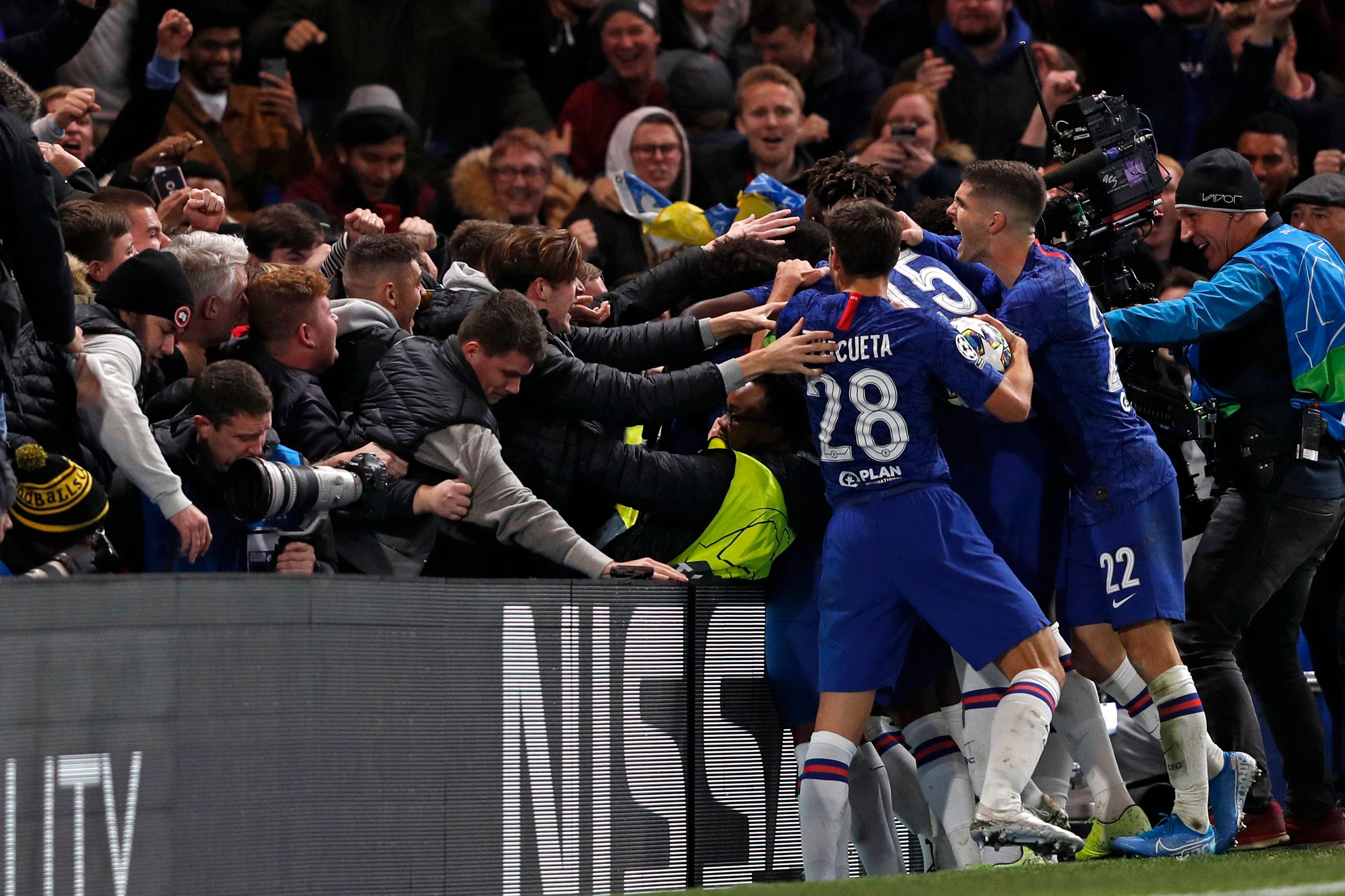 Chelsea merayakan kemenangan setelah main imbang 4-4 melawan Ajax Amsterdam dalam Liga Champions di Stamford Birdge, Rabu (6/11) dini hari.