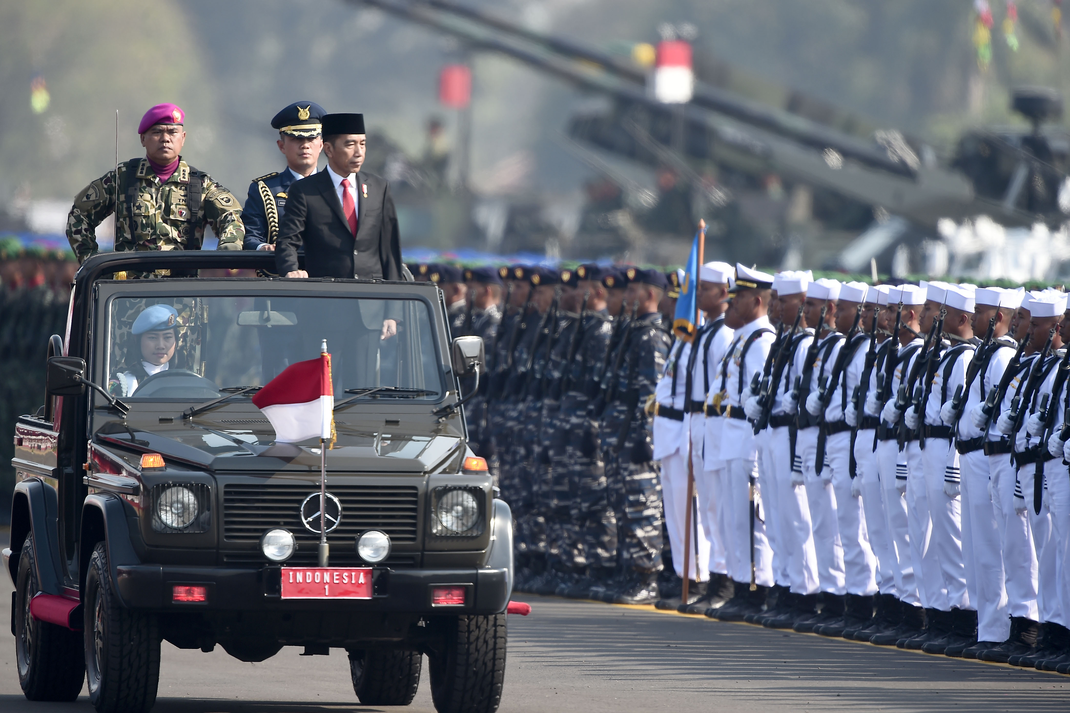 Inspektur upacara Presiden Joko Widodo (kanan) didampingi Komandan upacara Asops Dankormar Kolonel (Mar) Y. Rudy Sulistyanto (kiri)