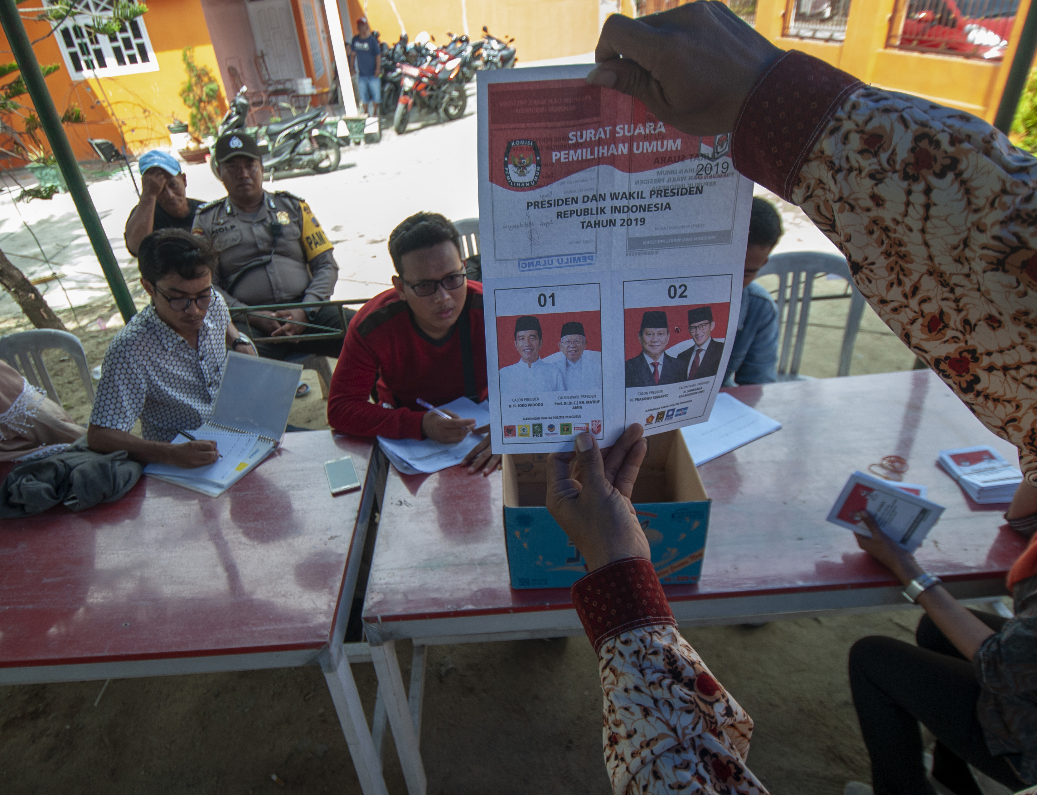 Petugas KPPS membacakan hasil pencoblosan Pemilu 2019