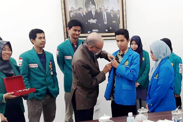 Pemenang Lomba Debat Terima Anugerah Wali Nanggroe Aceh