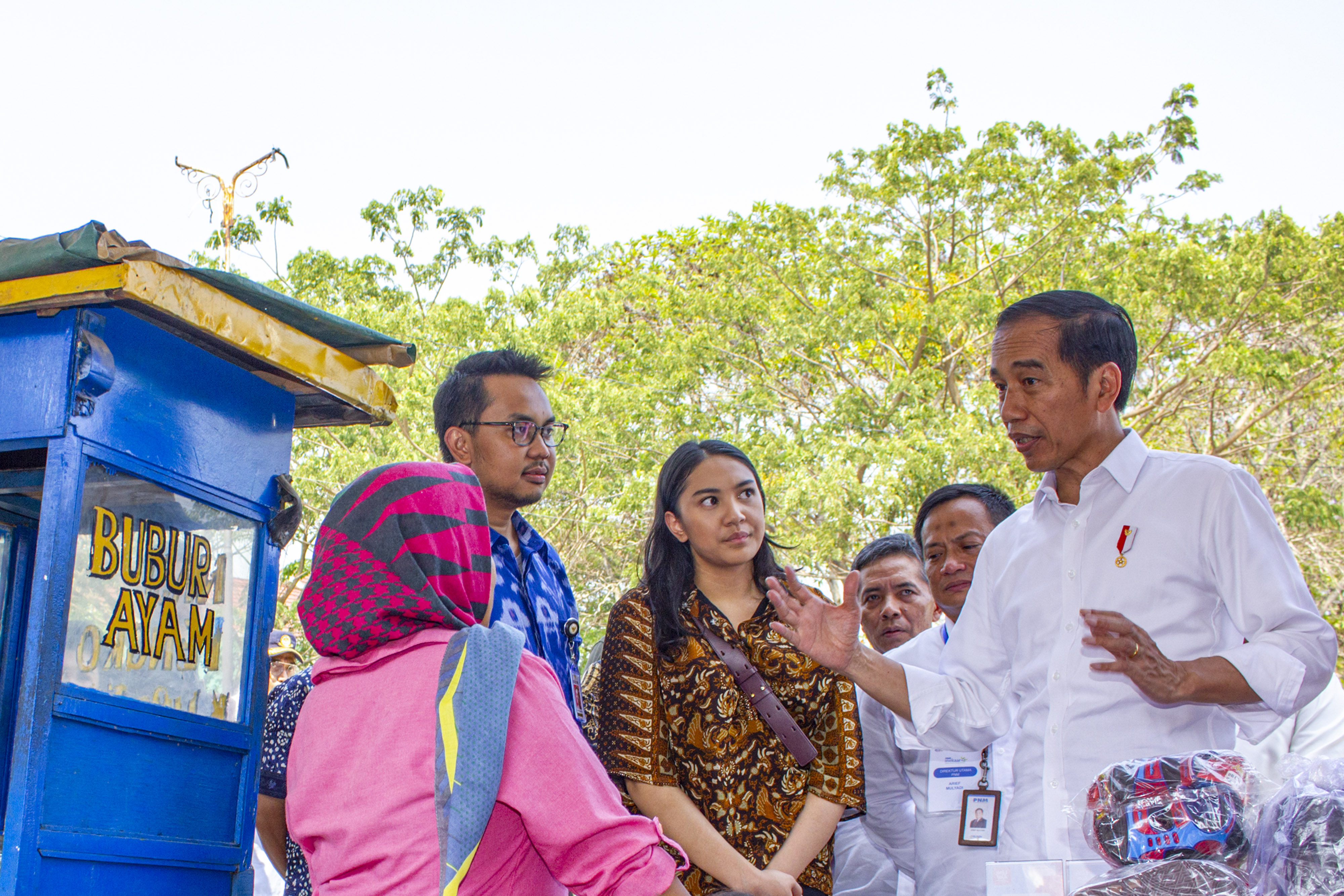 Presiden Joko Widodo berbincang dengan pelaku usaha