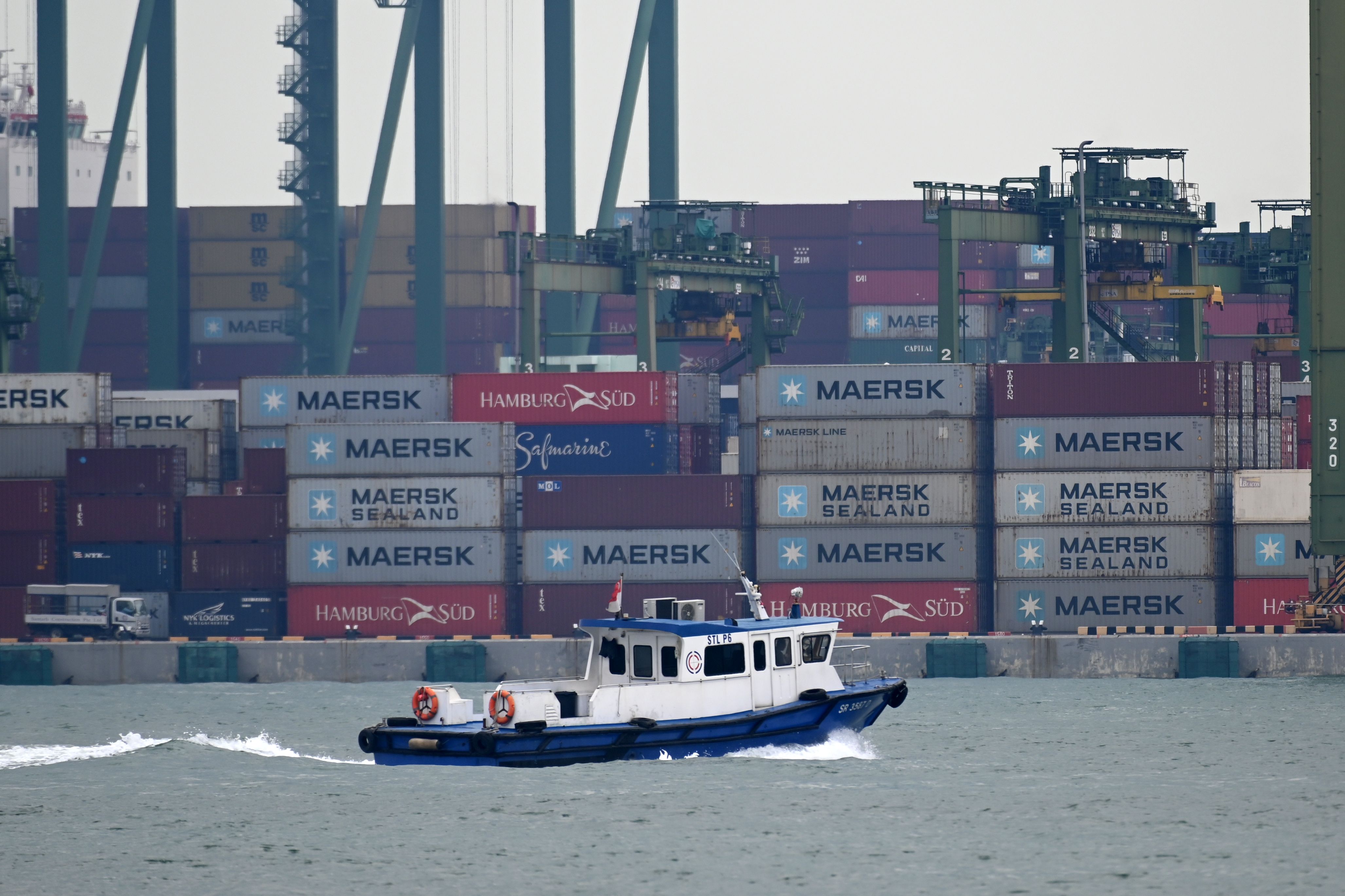 Aktivtas di pelabuan Singapura. Saat ini, pelayaran masih mengandalkan Singapura sebagai pelabuhan hub domestik untuk Indonesia.