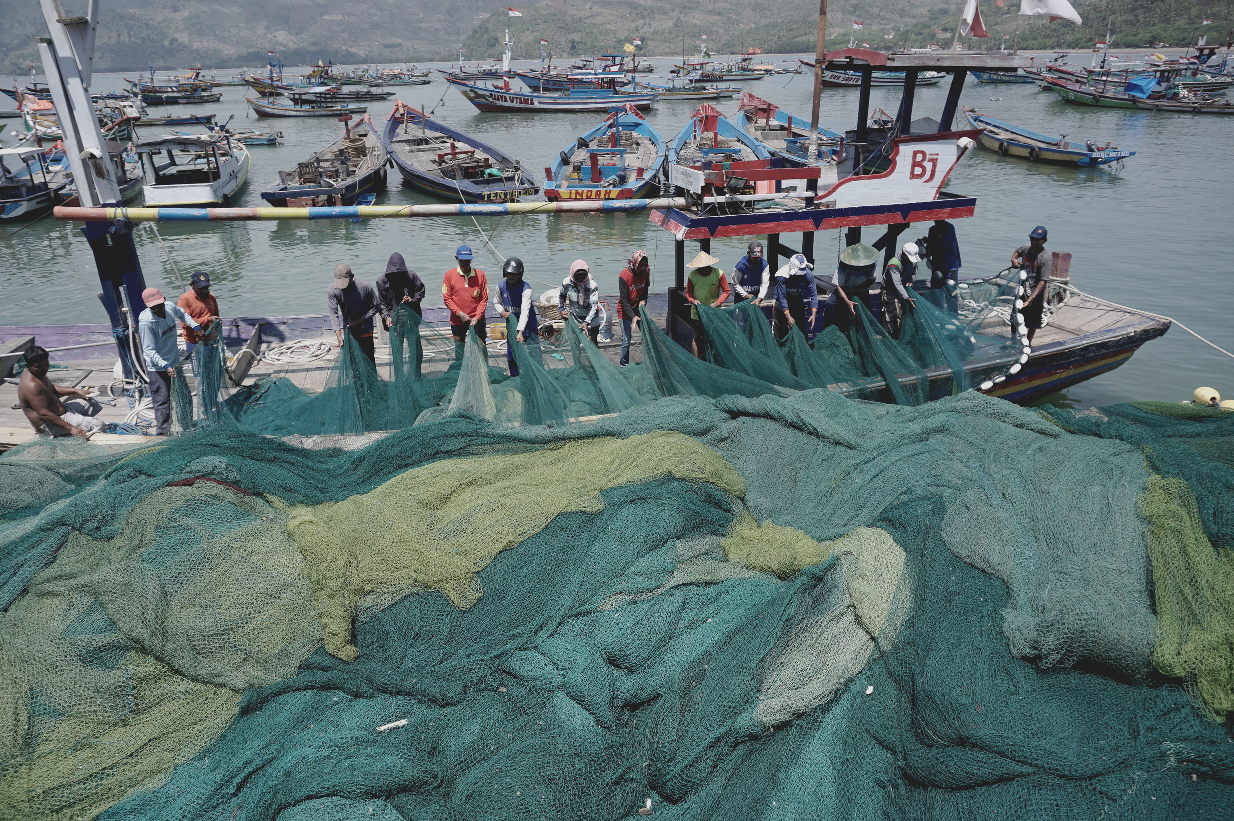 nelayan menarik jaring usai melaut di Pelabuhan Pendaratan Ikan (PPI) Popoh, Tulungagung, Jawa Timur,