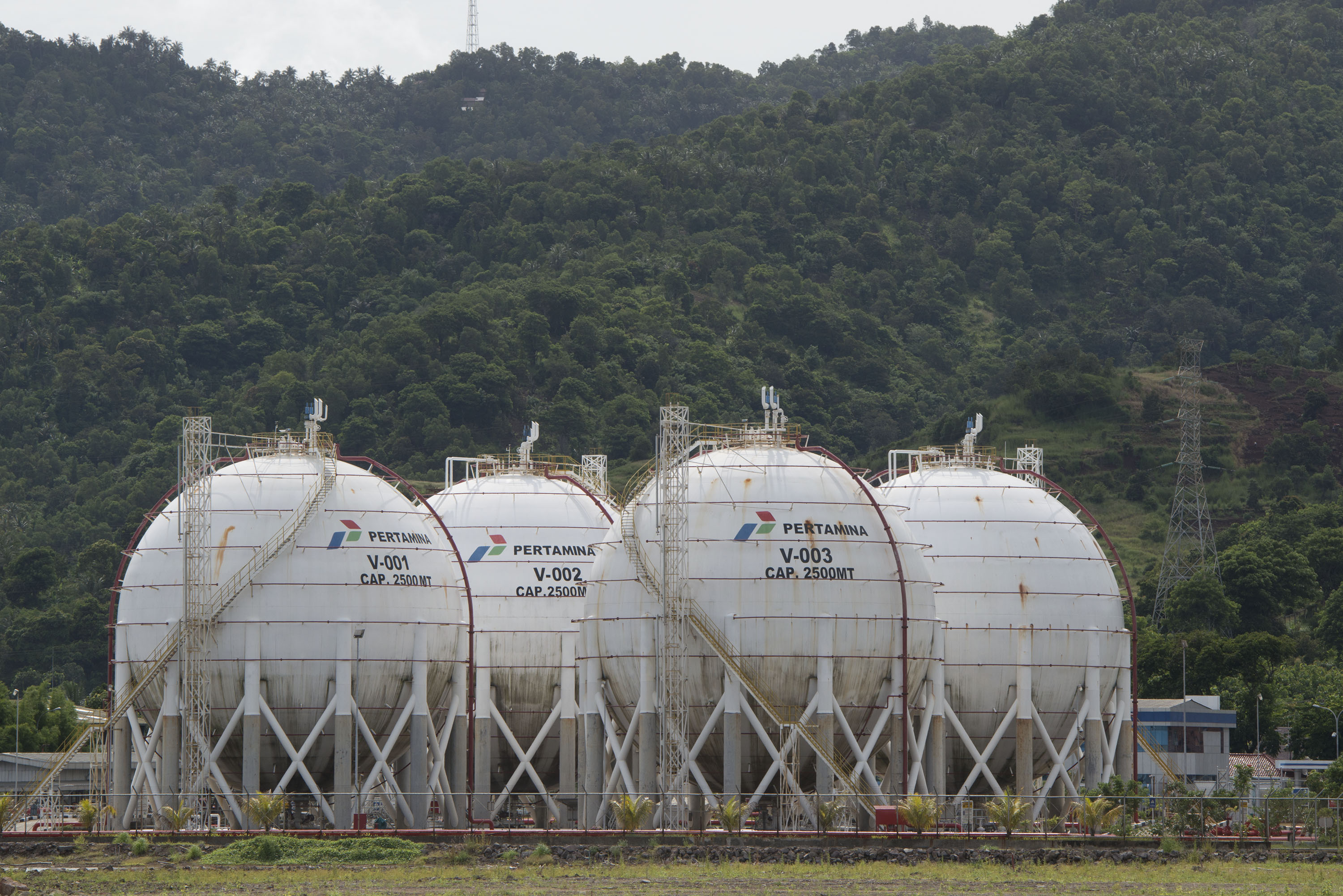 HARGA GAS INDUSTRI: Pemandangan tempat penampungan bahan bakar gas di Tanjung Sekong, Banten, 