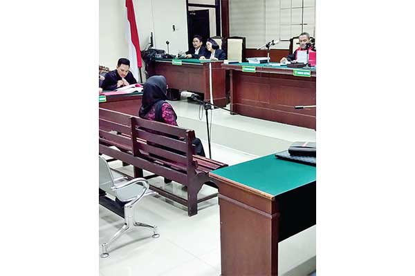 Sidang perdana kasus dugaan korupsi dana hibah Jaring Aspirasi Masyarakat (Jasmas) terdakwa Binti Rochmah di Pengadilan Tipikor Surabaya