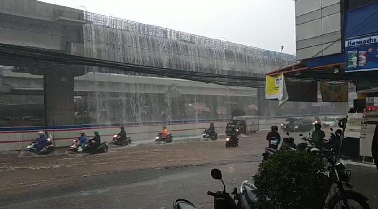 Limpasan air di Tol Becakayu yang seperti air terjun