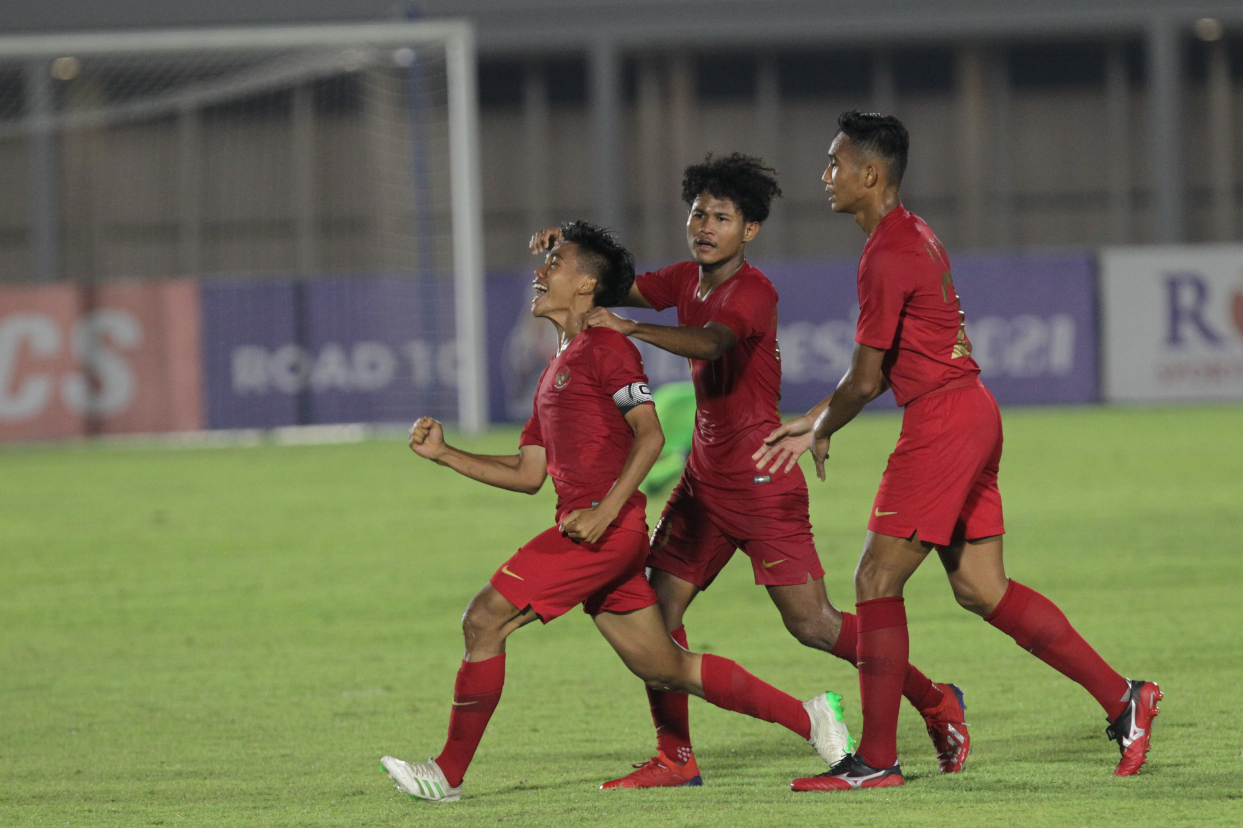 Pemain Timnas Indonesia U19 merayakan selebrasi usai mencetak gol kedua ke gawang Timor Leste U19