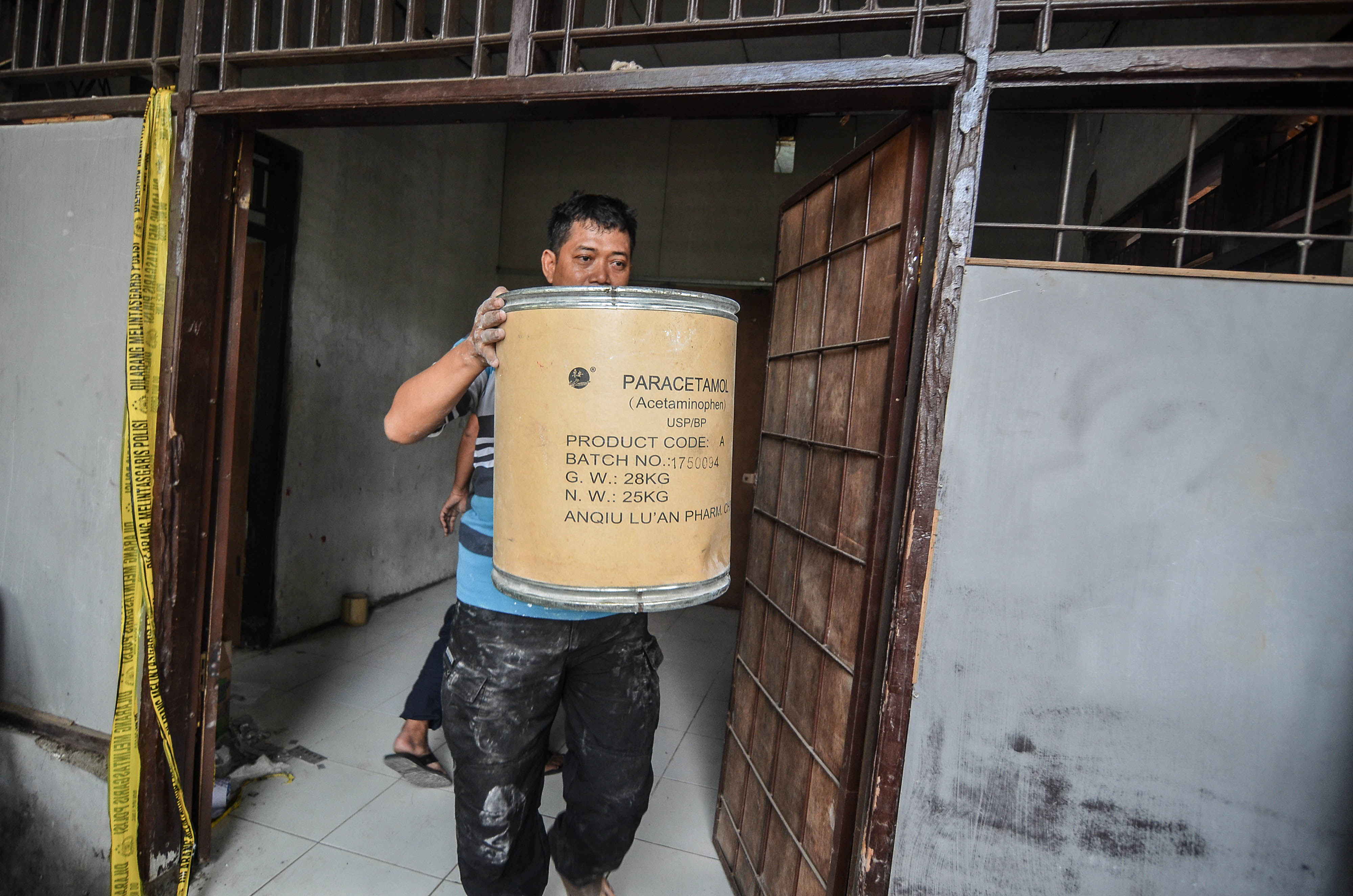 Petugas Badan Narkotika Nasional membawa bahan baku dan alat produksi narkotika jenis paracetamol, caffeine, carisoprodol (PCC) dari pabrik.