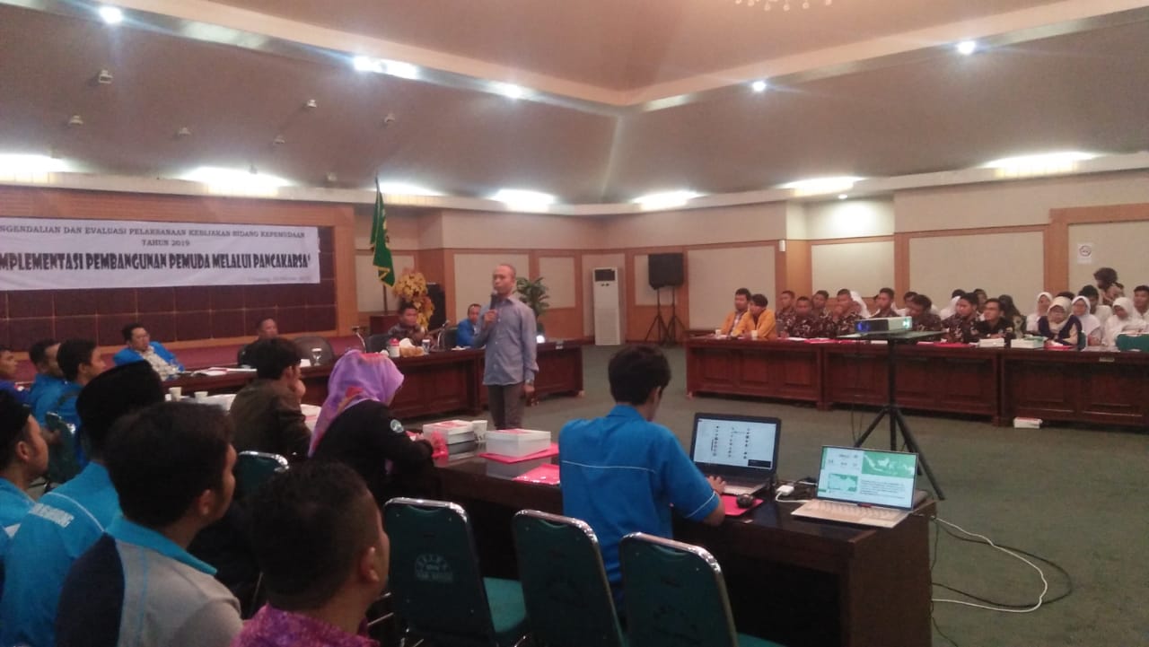 Komite Perencana Pembangunan Strategis Kabupaten Bogor Saepudin (tengah) beri arahan.