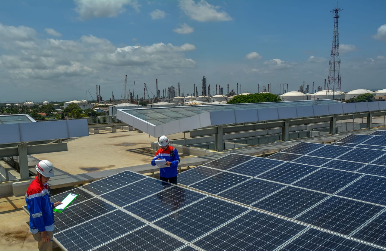 Pertamina Refinery Unit IV Cilacap, Jateng membangun pembangkit listrik tenaga surya untuk memenuhi sebagian kebutuhan listrik perkantoran.