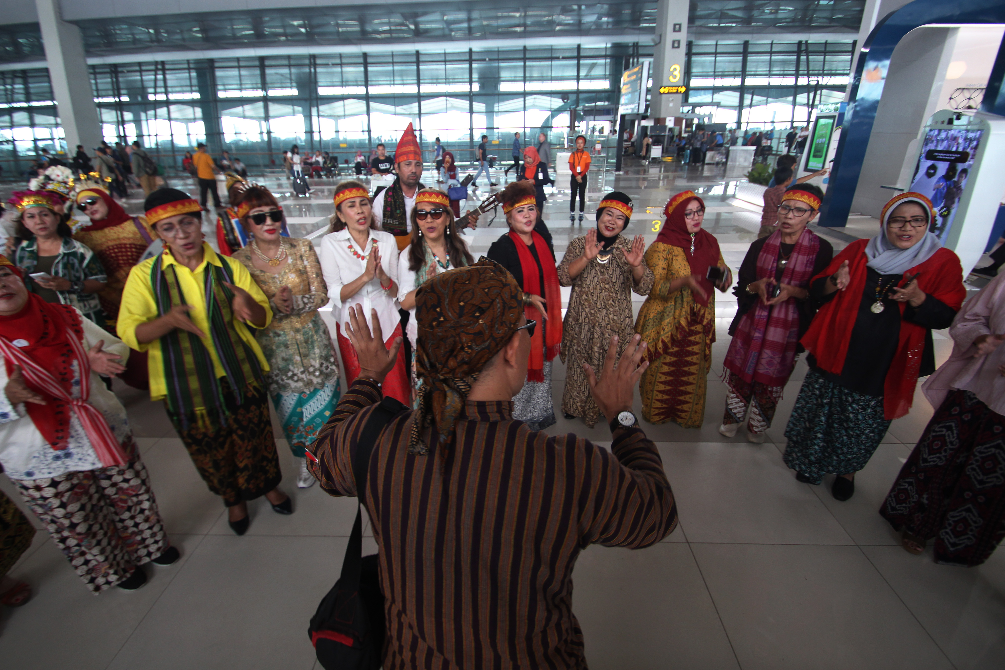 Sejumlah peserta Kamis Nusantara menyanyikan lagu lagu daerah nusantara di Terminal 3 Bandara Soekarno Hatta, Tangerang, Banten, Kamis (10/1