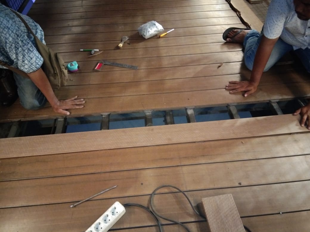 Petugas tengah memperbaiki panel yang rusak di JPO akibat pengendara skuter listrik